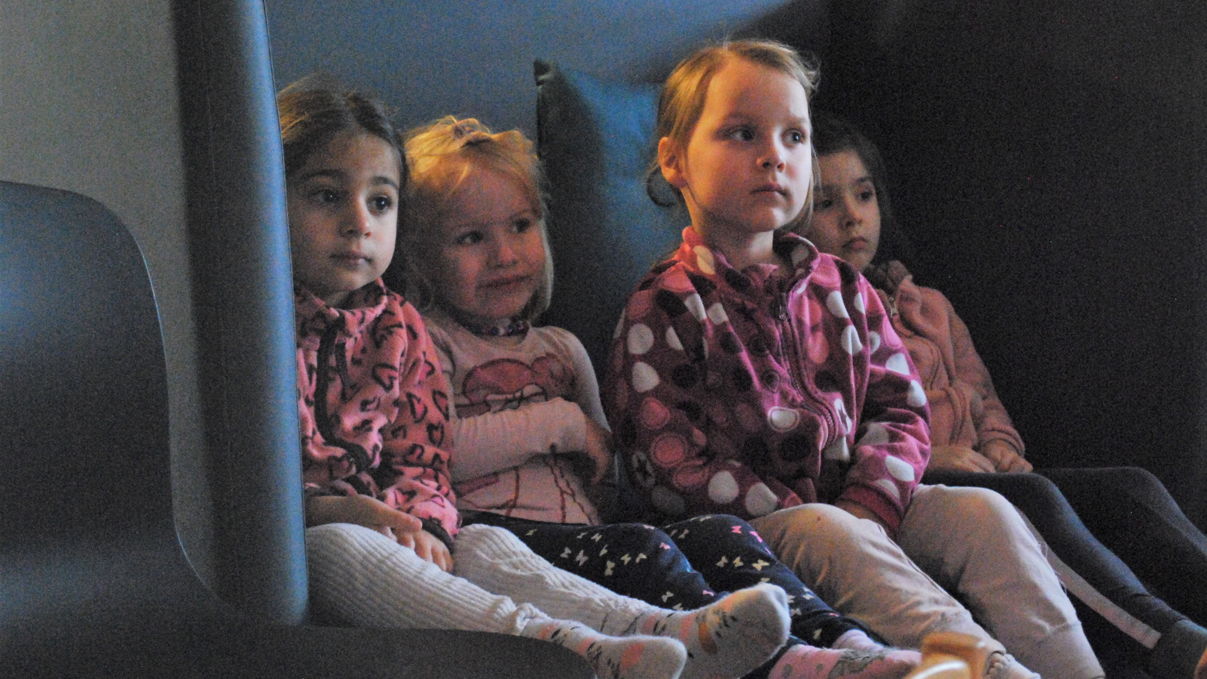 Barna fra Bamseby barnehage fulgte spent med på Storms forestilling og høytlesning.
