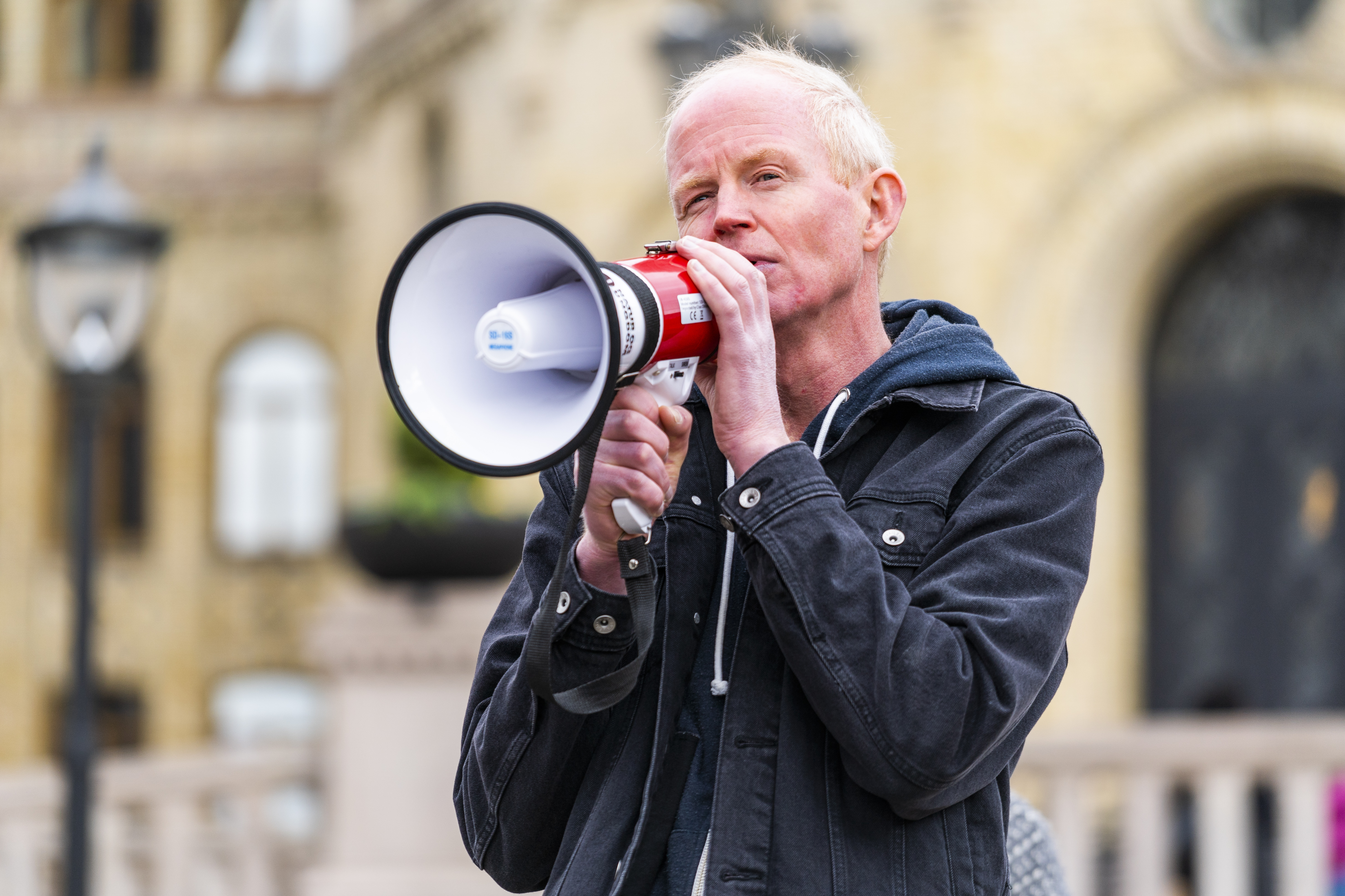 Oslo 20220430. 
Stortingsrepresentant for SV Lars Haltbrekken holder appell på Eidsvolls plass under støttemarkering i Oslo for Natur og Ungdom og de lokale miljøvernerne som bruker sivil ulydighet for å hindre gruvedumping i Førdefjorden.
Foto: Håkon Mosvold Larsen / NTB