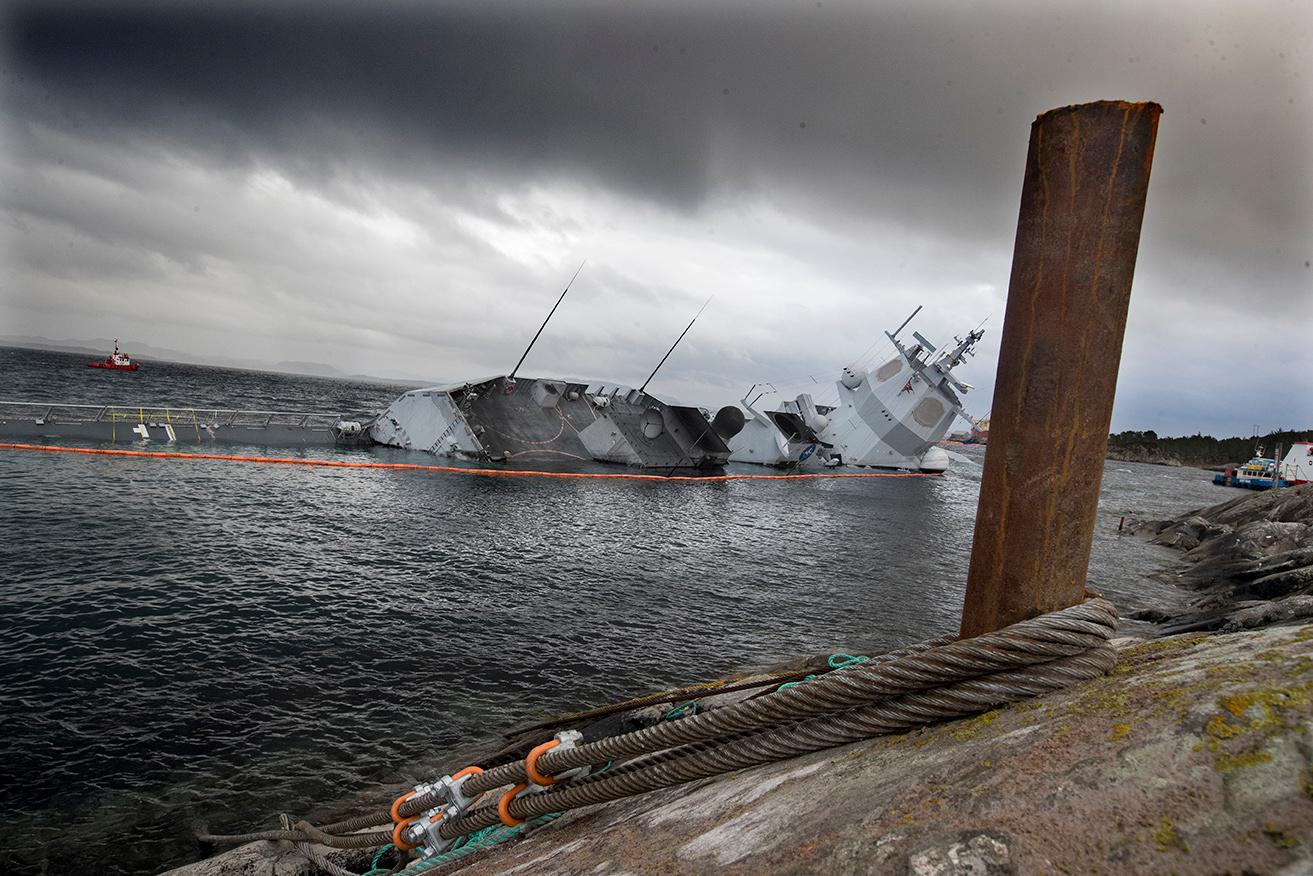 Bildet viser den havarerte fregatten Helge Ingstad.