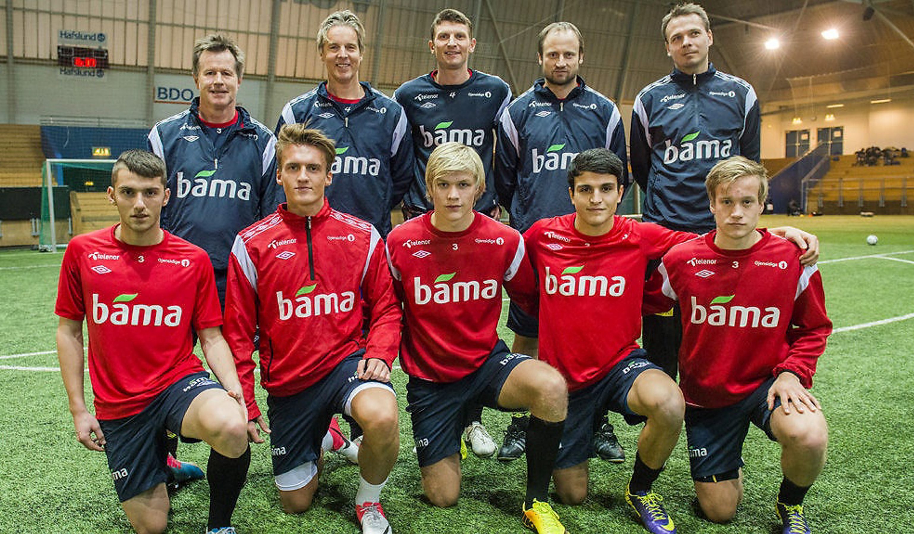 Dette er noen av fremtidens målscorere. Foran fra venstre: Zymer Bytyqi, Viking, Runar Espejord, Tromsø, Håkon Lorentzen, Brann, Mohammed Elyounoussi, Molde og Bård Finne, Köln. Bak står lederne Eivind Arnevåg, Jan Åge Fjørtoft, Tore Andre Flo, Sigurd Rushfeldt og Arild Sundgot. FOTO: NFF