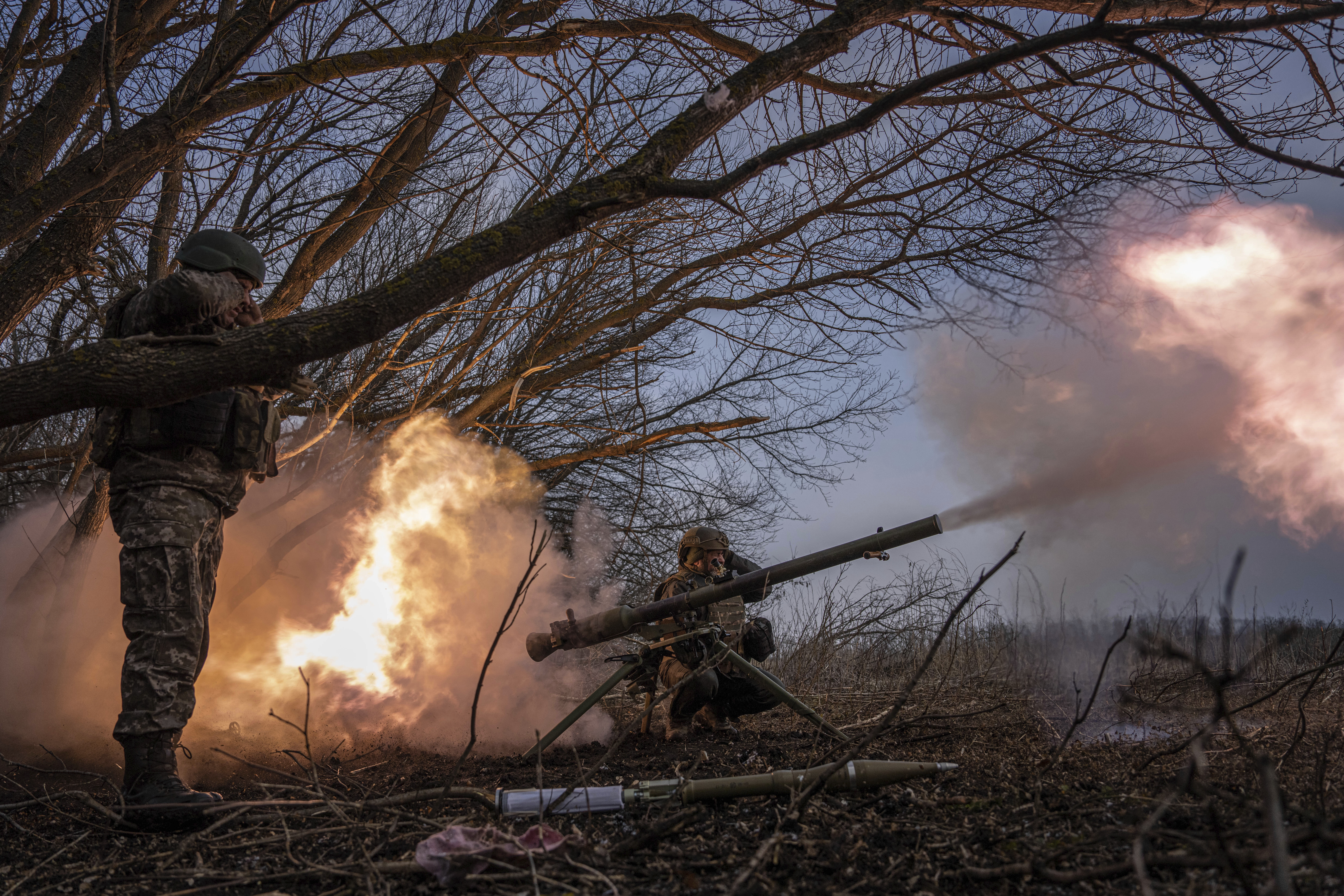 Ukrainske soldater skyter en rakett mot russiske posisjoner langs frontlinja ved Vuhledar 22. februar i år.