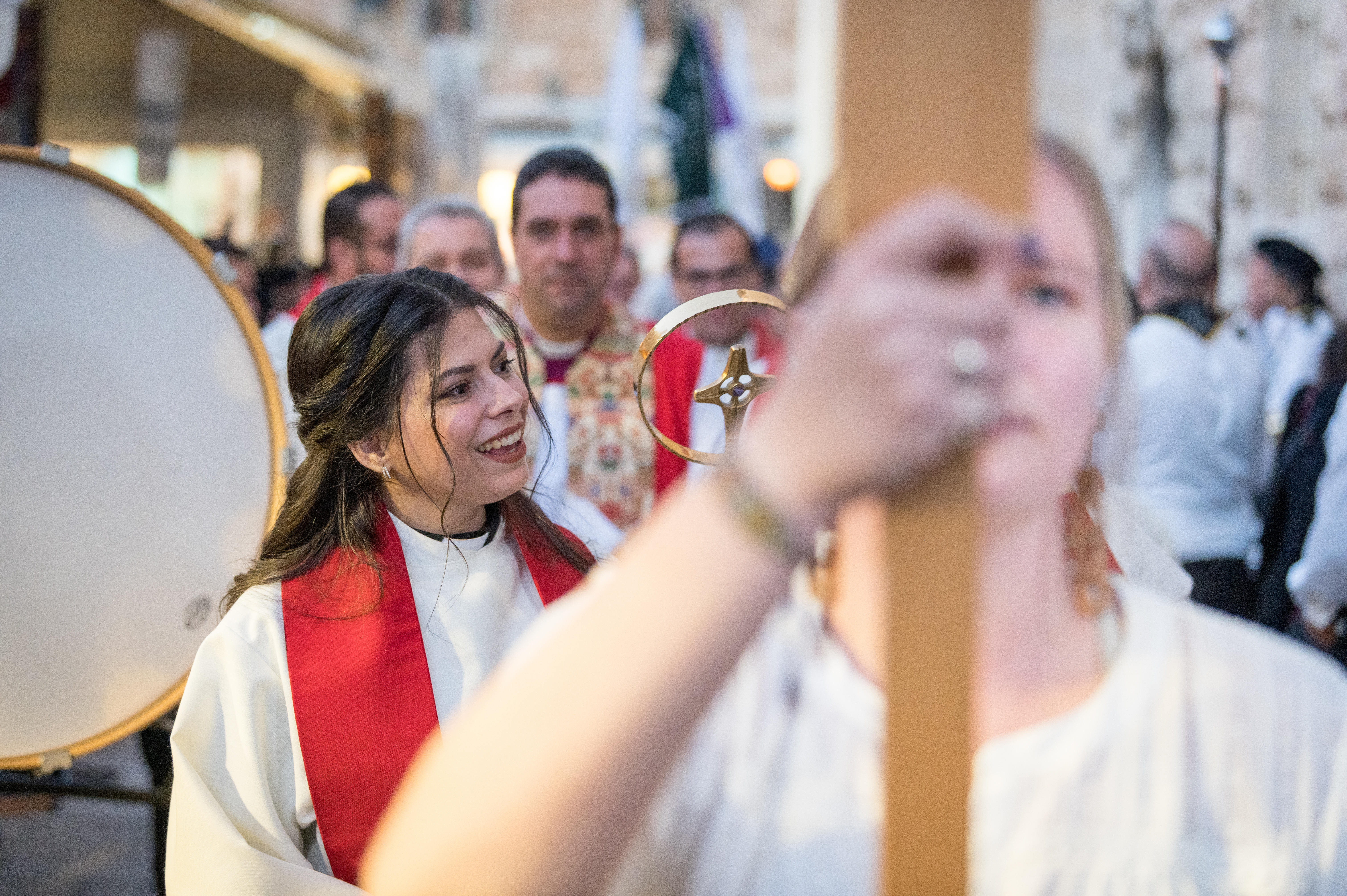 Det är hög stämning när Sally Azar som första palestinska kvinna vigs till präst i
den stora Frälsarens kyrka (Church of the Redeemer) i Jerusalem.