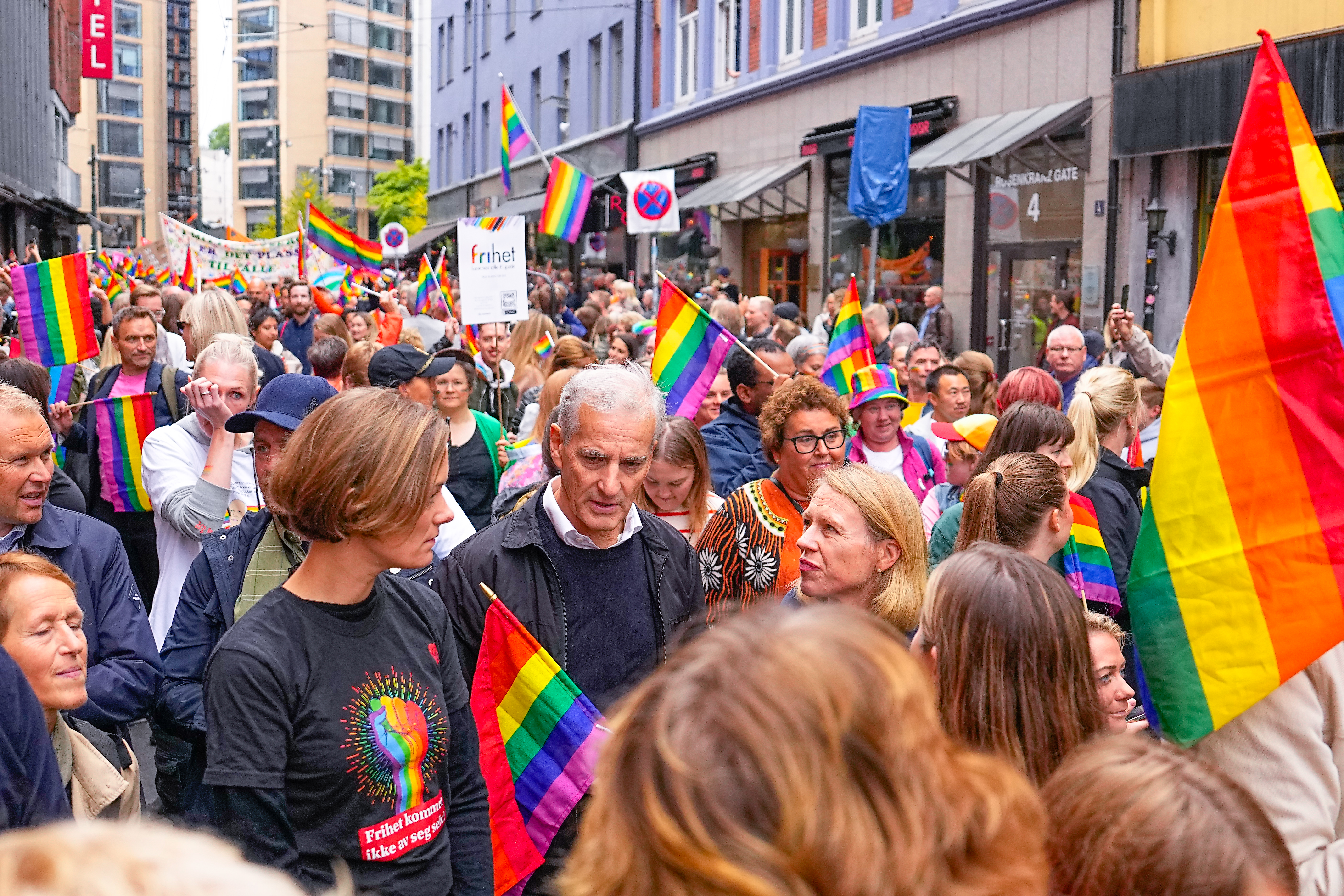 Oslo 20220910. 
Statsminister Jonas Gahr Støre (midten) deltar i regnbuetog og solidaritetsmarkering arrangert av Oslo Pride. To og en halv måned etter masseskytingen i Oslo er det lørdag omsider klart for regnbuetog. Det avsluttes med en solidaritetsmarkering på Kontraskjæret.
Opprinnelig skulle Oslo pride holdt sin tradisjonsrike parade 25. juni, men natt til denne lørdagen ble to personer drept og flere skadd i skytingen mot blant annet London pub i Oslo sentrum – og paraden ble avlyst.
Foto: Beate Oma Dahle / NTB