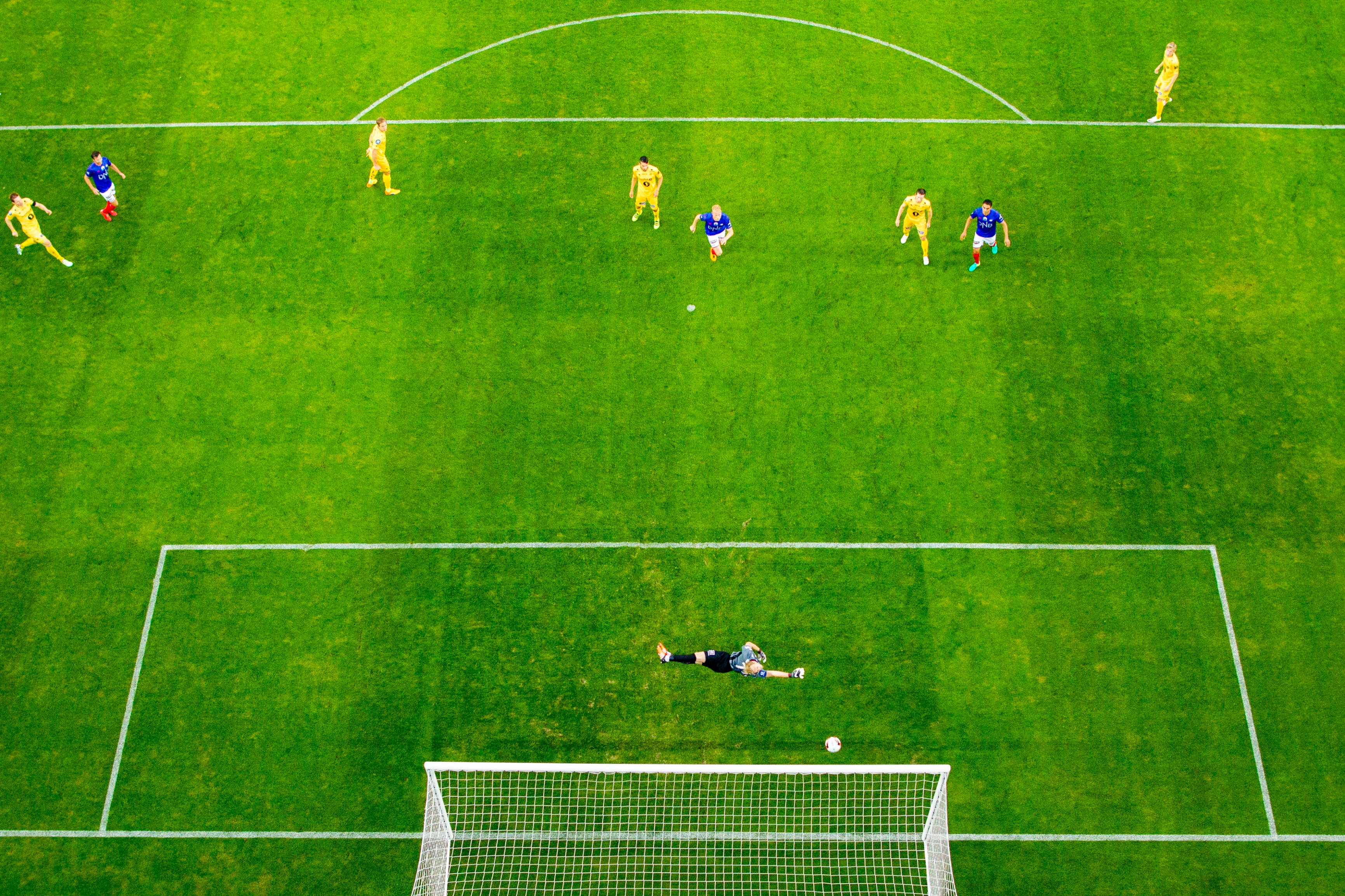 Simen Juklerød (utenfor bildet) har sendt avgårde ballen som svever inn i mål bak Bodø/Glimts keeper.