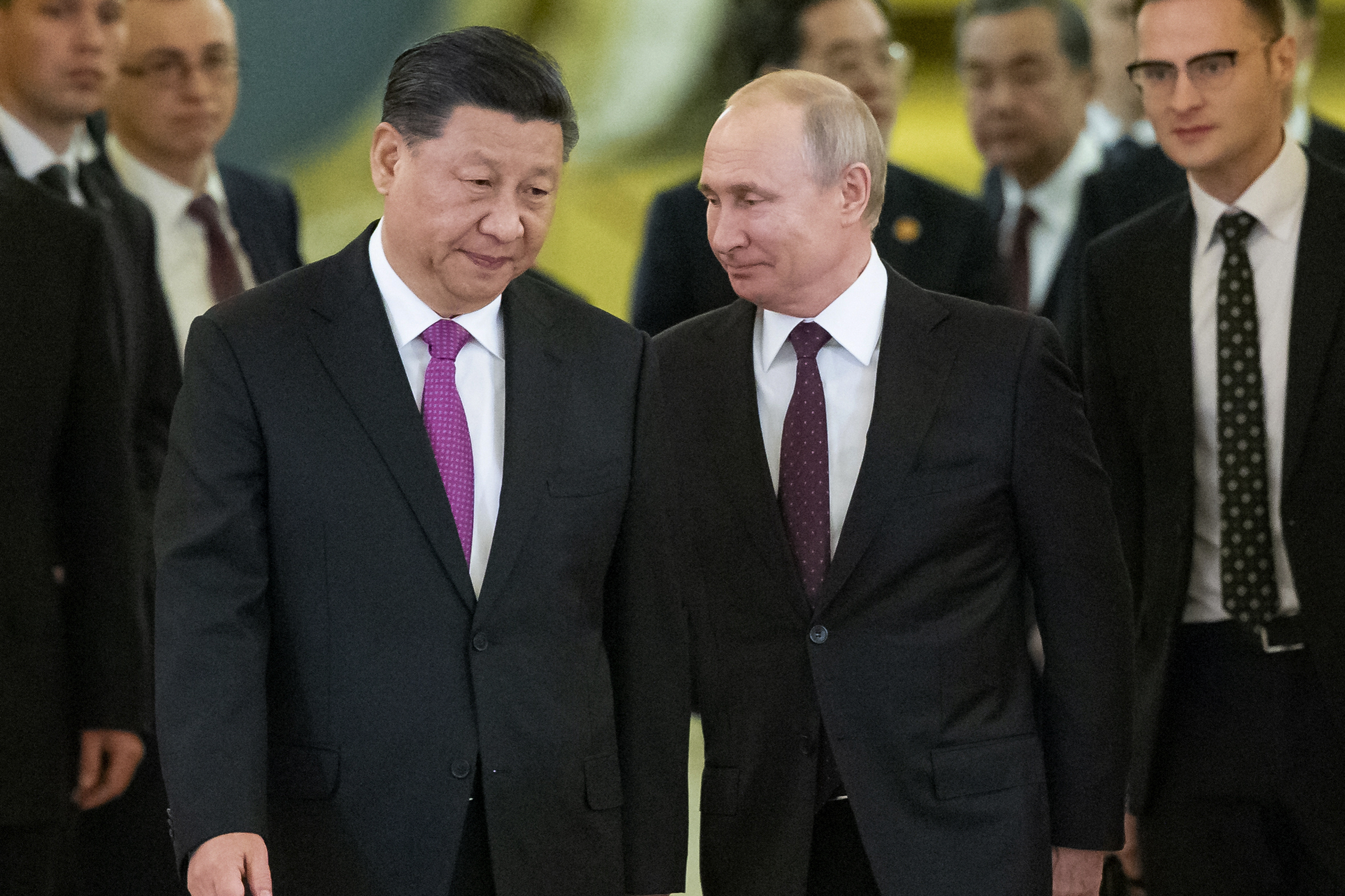 Putin i Beijing: Roser Kina og kritiserer USA