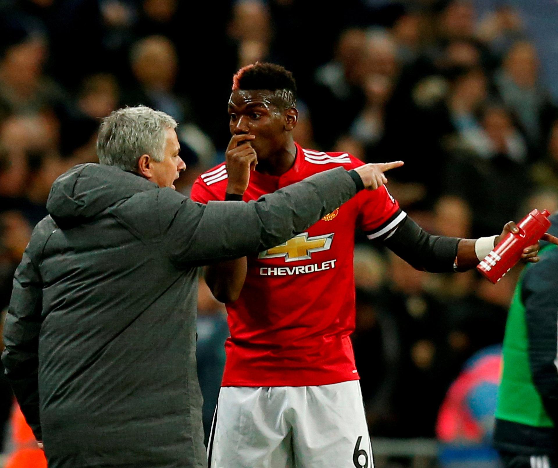 anstrengt: Jose Mourinho og Paul Pogba har åpenbart et noe anstrengt forhold. Spilleren som forlot Manchester United i 2012 er tilbake. Historien har en tendens til å gjenta seg selv. Derfor er det kanskje grunn til bekymring også i Liverpool.  FOTO: IAN KINGTON/NTB SCANPIX