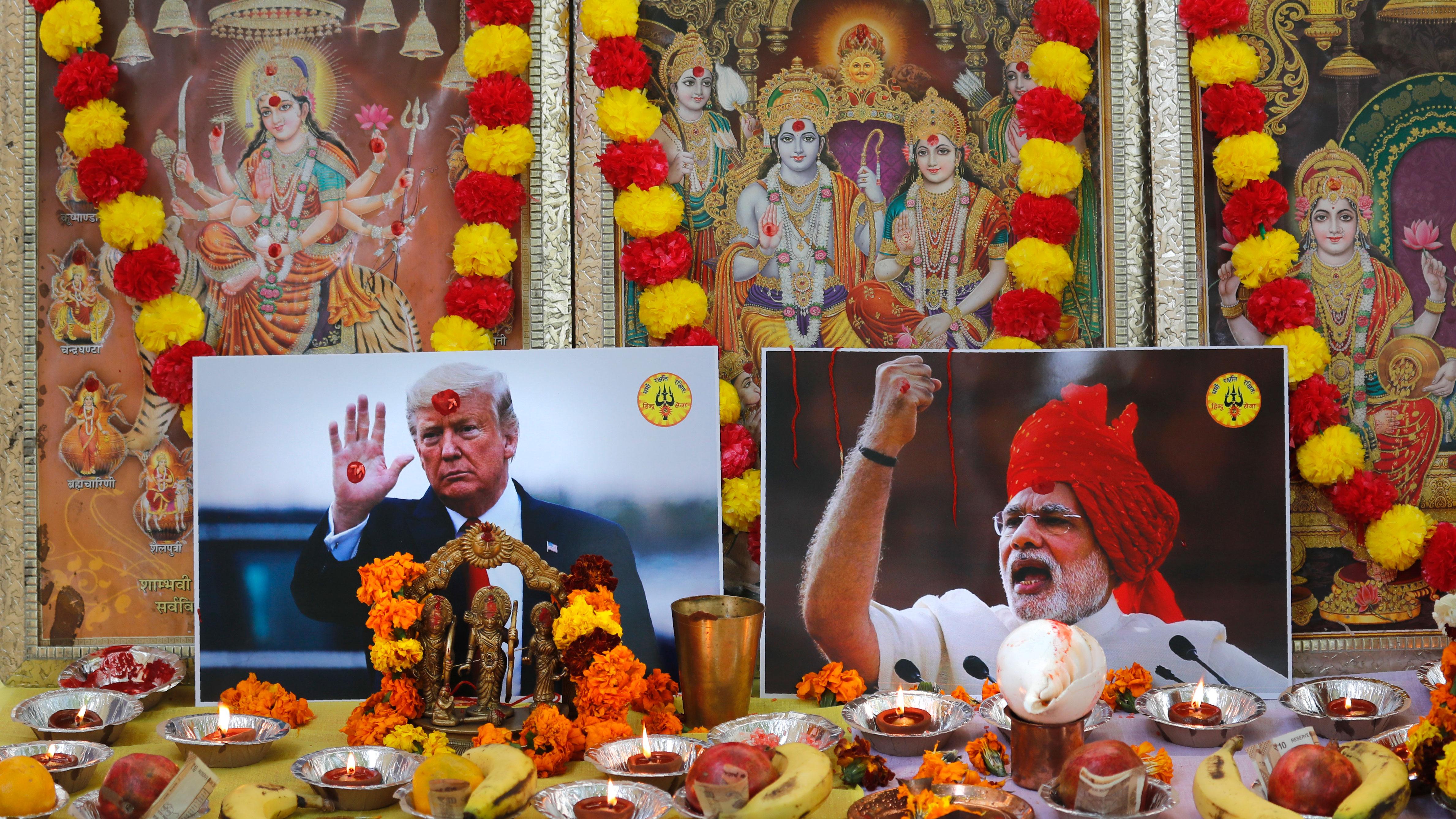 Bildet viser bilder av Trump og Modi. Bildene hører til en bønn i New Dehli.
