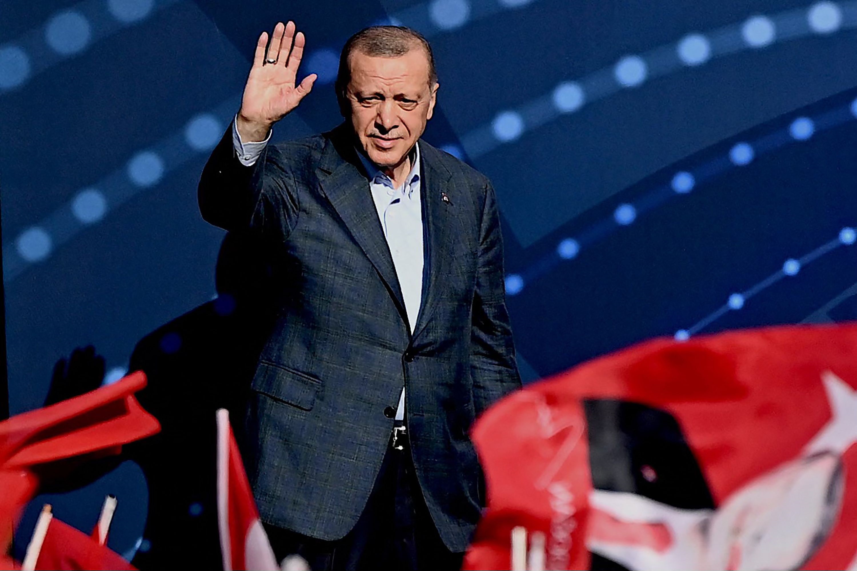 Tyrkias president Recep Tayyip Erdogan hilser tilhengere i Istanbul 15. juli 2022, under en markering av Tyrkias dag for "demokrati og nasjonal enhet".