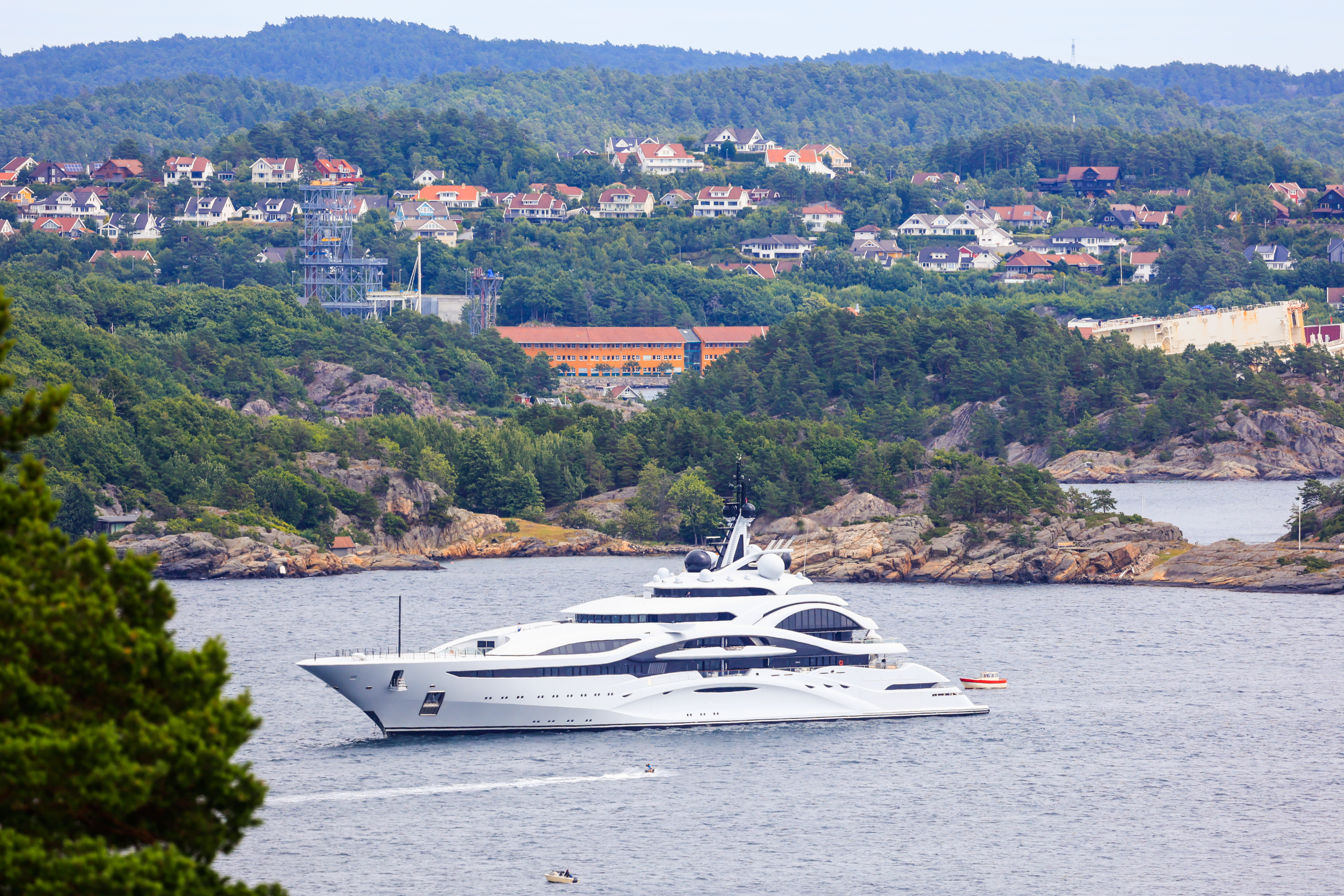 En av verdens største yachter, Al Lusail, befant seg søndag ettermiddag like utenfor Kristiansand sentrum. Den tilhører emiren av Qatar, Tamim bin Hamad al Thani, som ankom byen lørdag. Foto: Tor Erik Schrøder / NTB