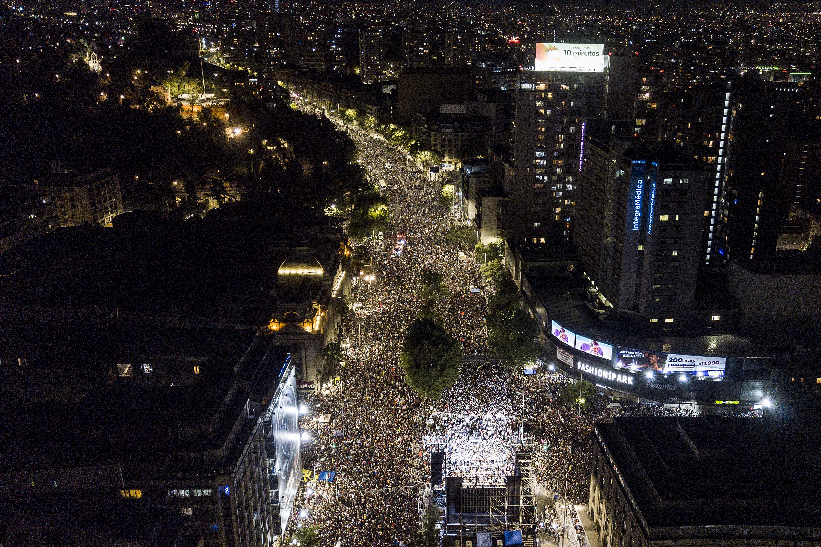 Tilhengere av Boric strømmet ut i gatene i Santiago søndag. Foto: Matias Delacroix / AP / NTB