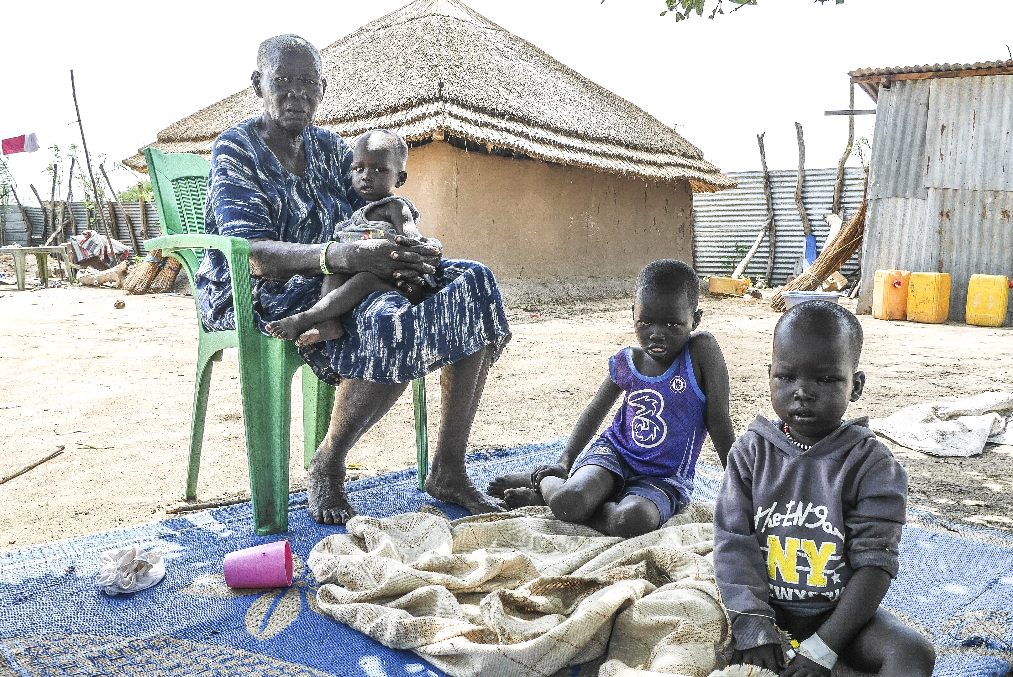 BESTEMOR: Rachel Yau Deng er internflyktning i Bor og passer sine tre barnebarn. Guttene har malaria, en sykdom som sammen med diaré ofte går i tospann med underernæring.