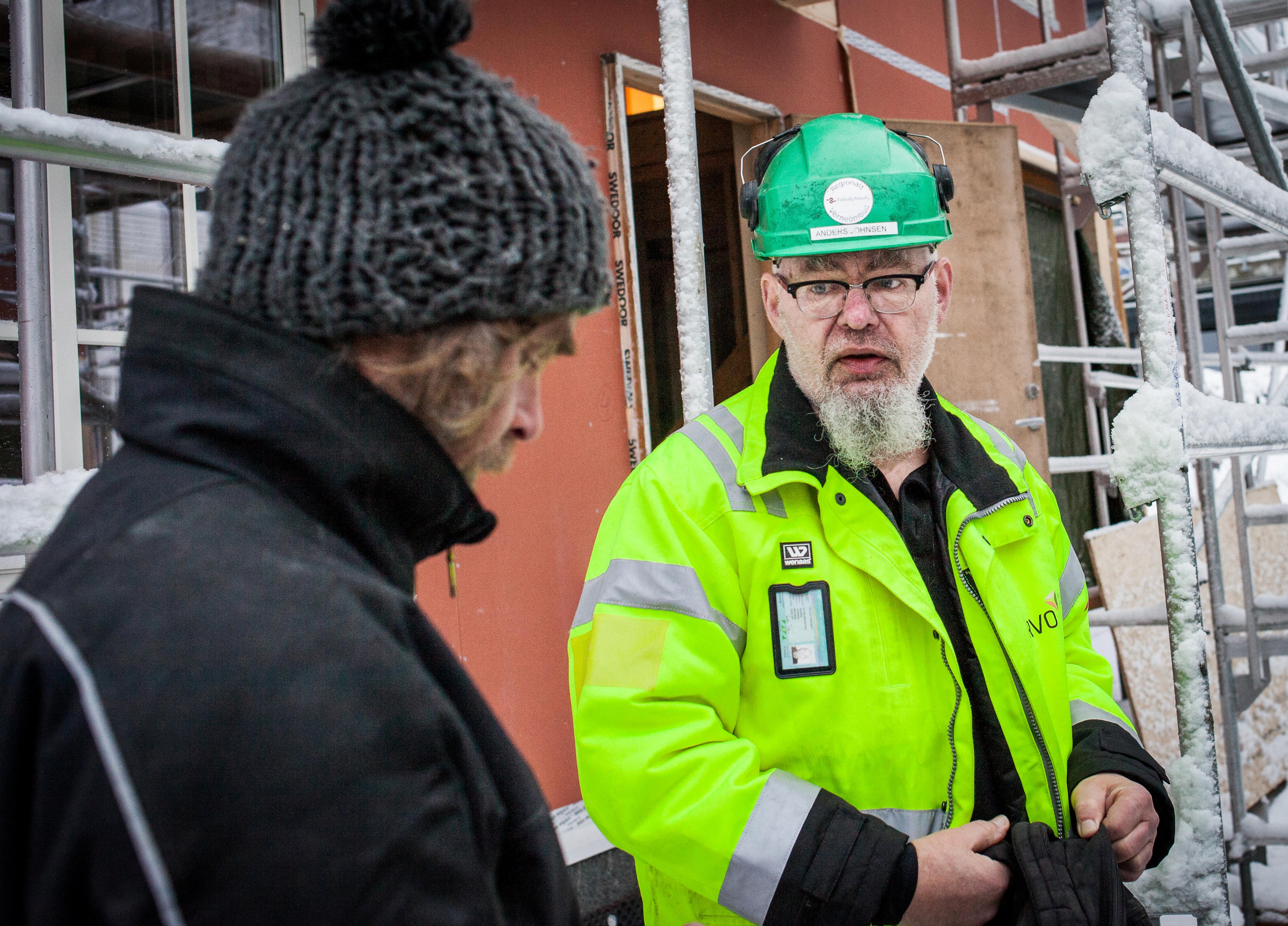 Ute på Oppdrag: Nils Jacobsen mener verneombud Anders Johnsen gjør en viktig jobb. – Vi trenger mer kontroll og oppsyn så vi slipper useriøse aktører. Jeg mener konkursrytterne er de verste, sier Jacobsen. FOTO: JENS MARIUS SÆTHER