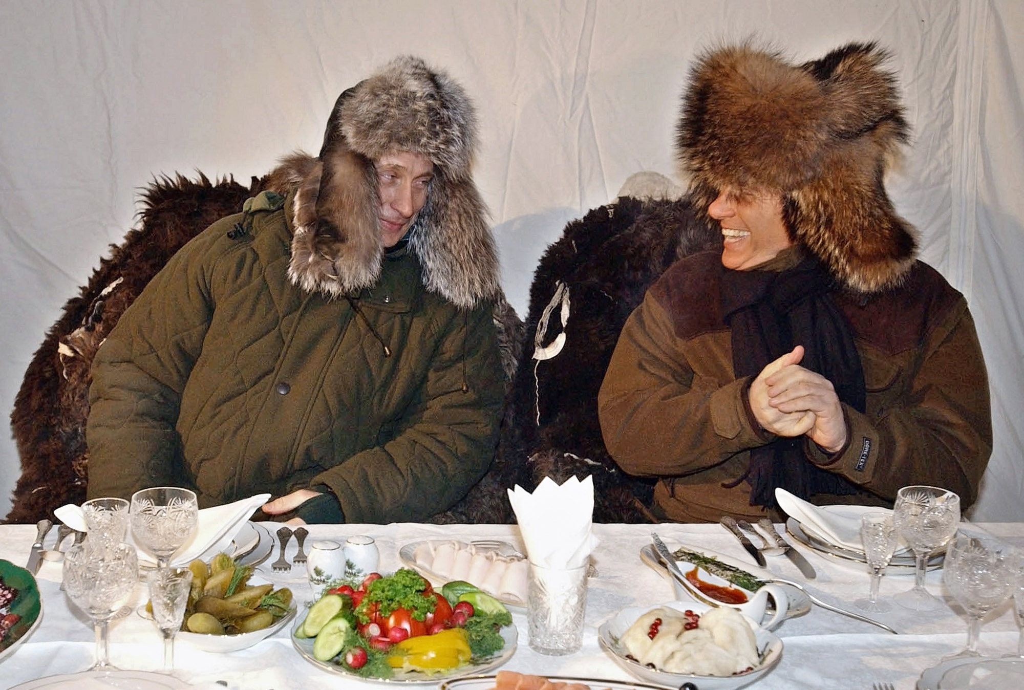 Silvio Berlusconi (t.h.) og Russlands president Vladimir Putin (t.v.) spiser sammen i 2003.