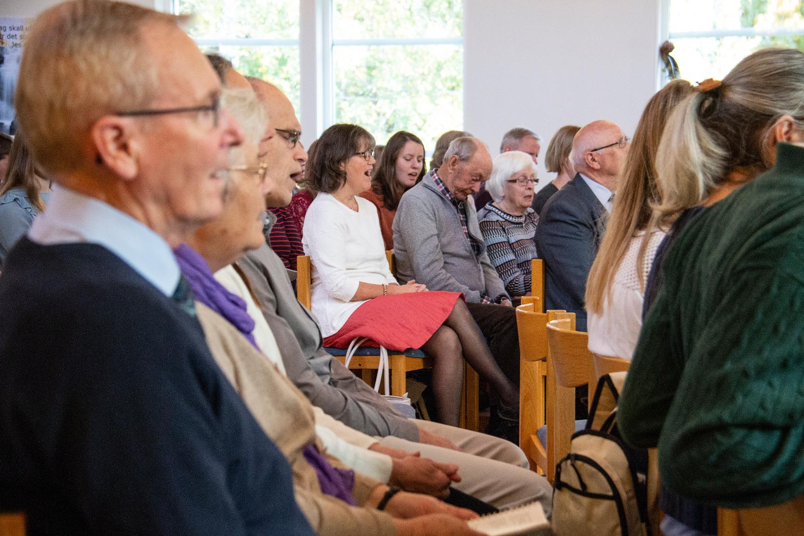 I mycket liknar Hällebergskyrkans gudstjänst vilken frikyrkoförsamling som helst på en mindre ort. Men det är också en församling som har drabbats av splittringar genom historien och nu granskas i västkustmedierna.