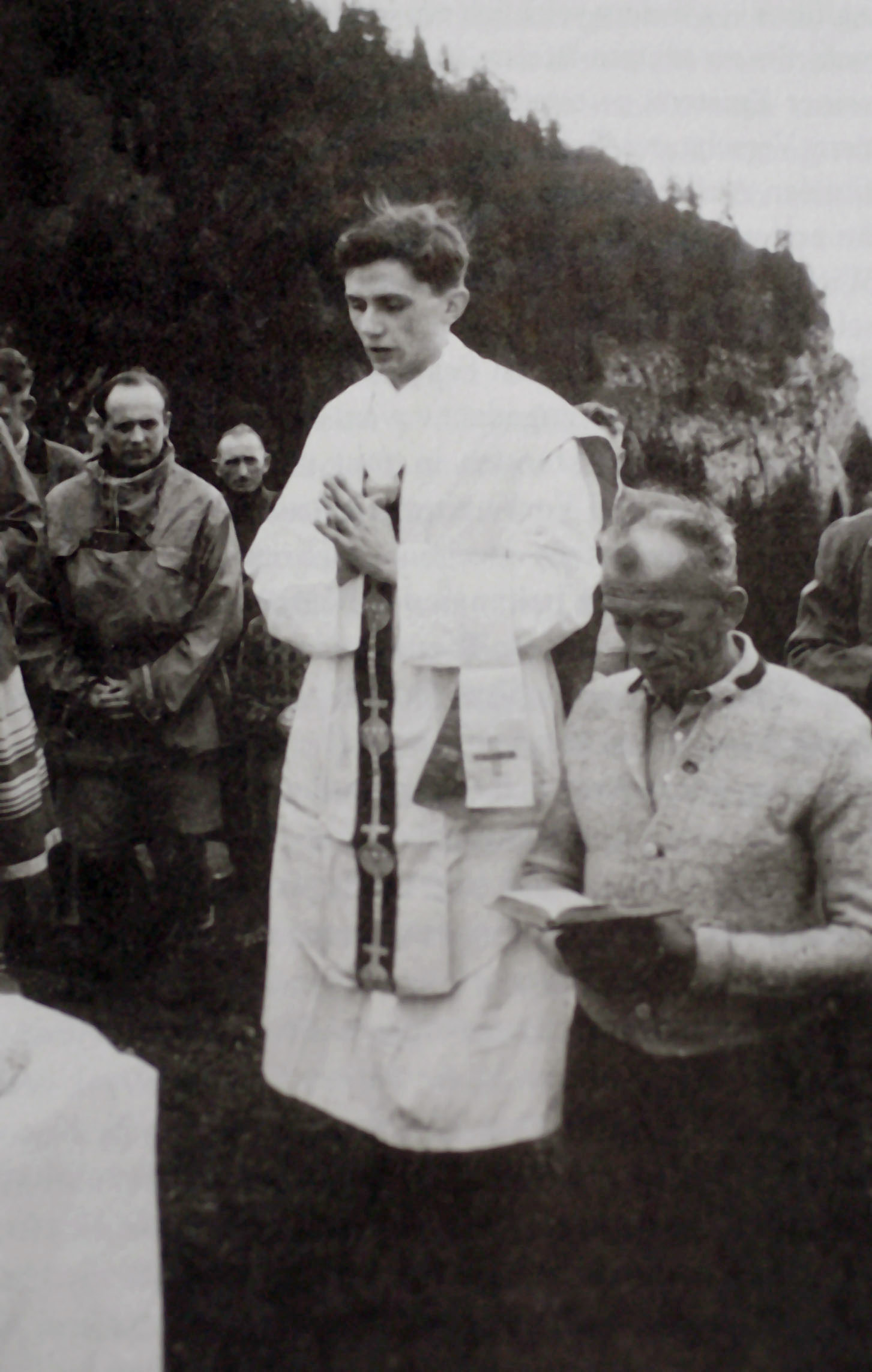 In this photo released by the German Catholic News Agency KNA and dated from summer 1952 German Joseph Cardinal Ratzinger, center, is seen celebrating Mass in the mountains of Ruhpolding, southern Germany. (AP Photo/KNA)   ** GERMANY OUT AUSTRIA OUT SWITZERLAND OUT **