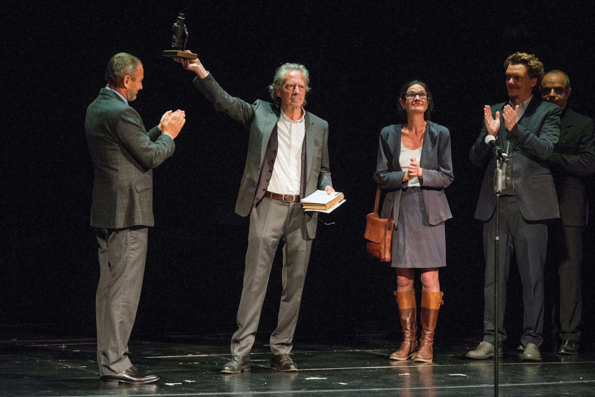 Peter Handke mottar Ibsenprisen av juryleder Per Boye Hansen (t.v) på Nationaltheatret 21. september 2014, til h. jurymedlem Therese Bjørneboe.