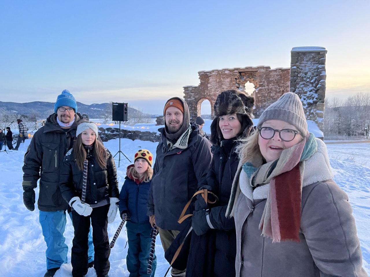 Jan Harald Mjærum (f.v.), Amanda Mjærum (13) Iver Olav Bugge (10), Inge Bugge Knudsen, Astrid Bugge Mjærum og Nina Reiersen møtte til utendørsgudstjeneste ved kirkeruinene i Maridalen. Hunden Lucky (4) kom ikke med på bildet.