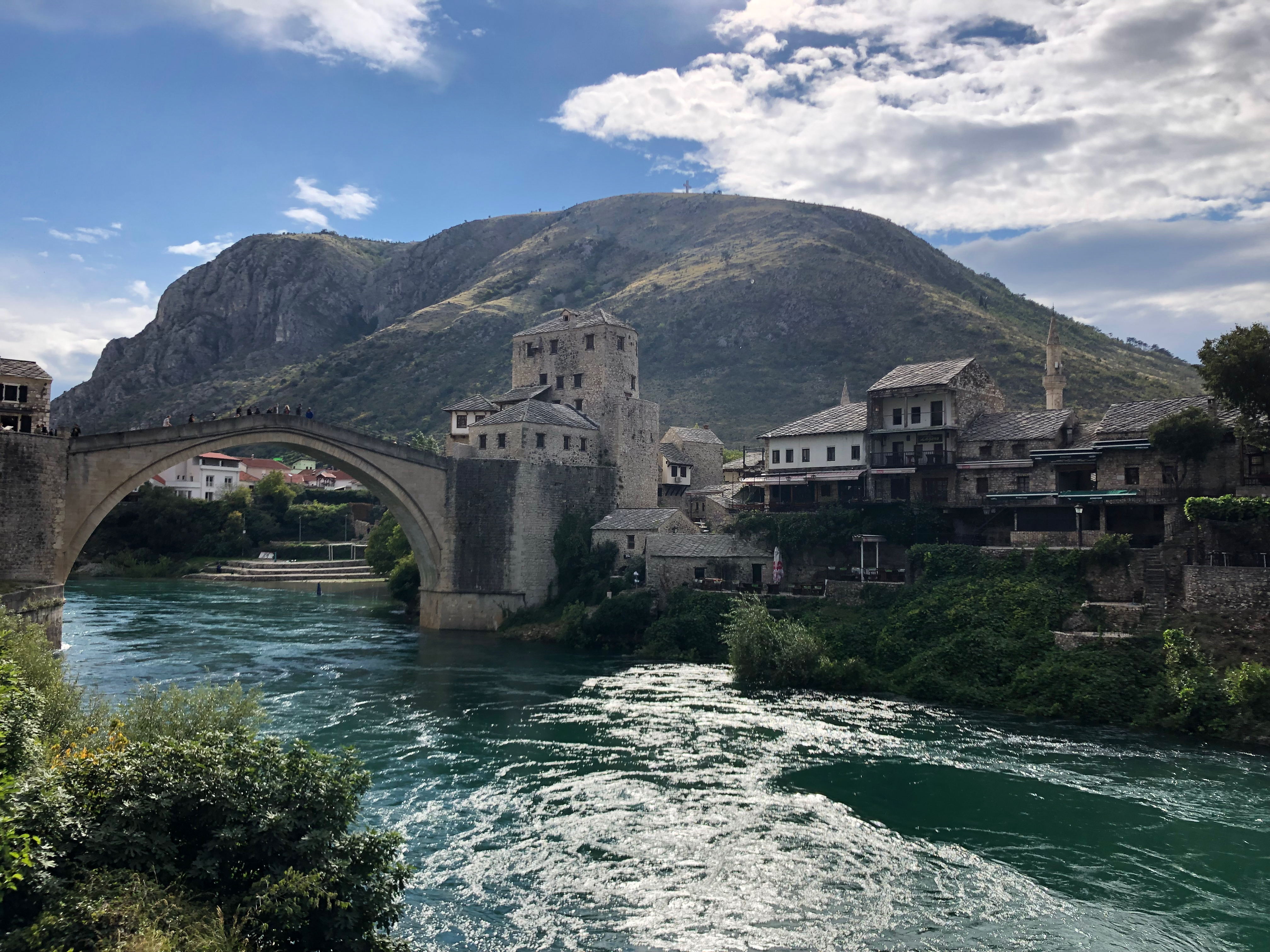 Krigets spår och förbluffande skönhet möter besökaren i Bosnien