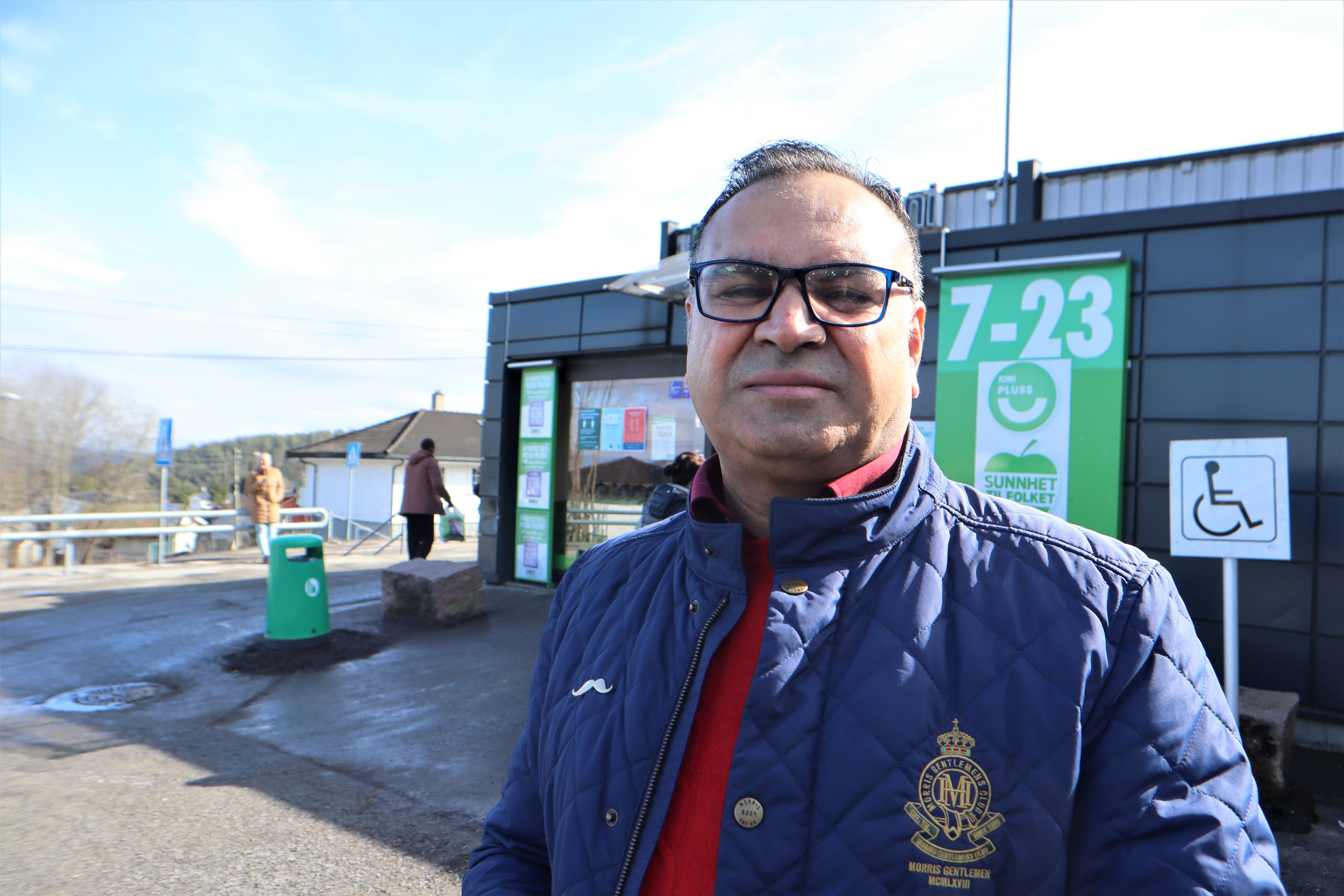 - Akkurat nå har dagligvare butikker blitt et samlingsted der flere møter hverandre når de skal handle, derfor kommer vi i Drammen moske stå utenfor butikkene og dele ut munnbind til de som ikke har, sier styremedlem i Drammen moske, Nasir Gondal.