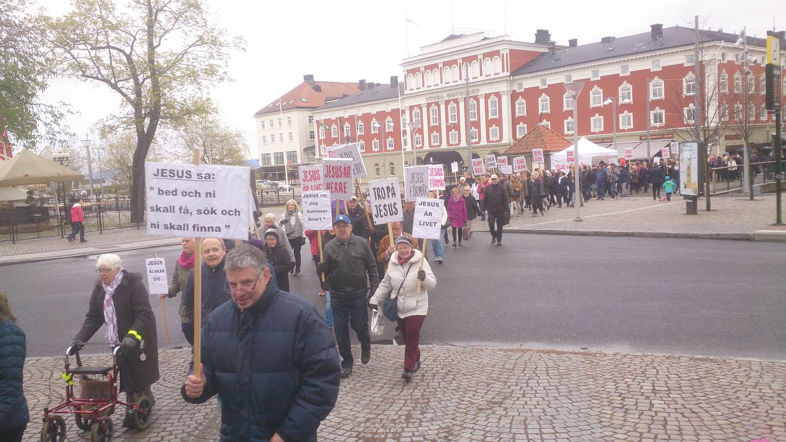 Jesusmanifestation trotsade dåligt väder