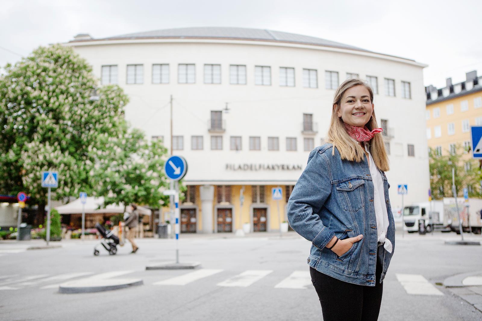 Anna-Carolina Nygren framför Filadelfiakyrkan i Stockholm