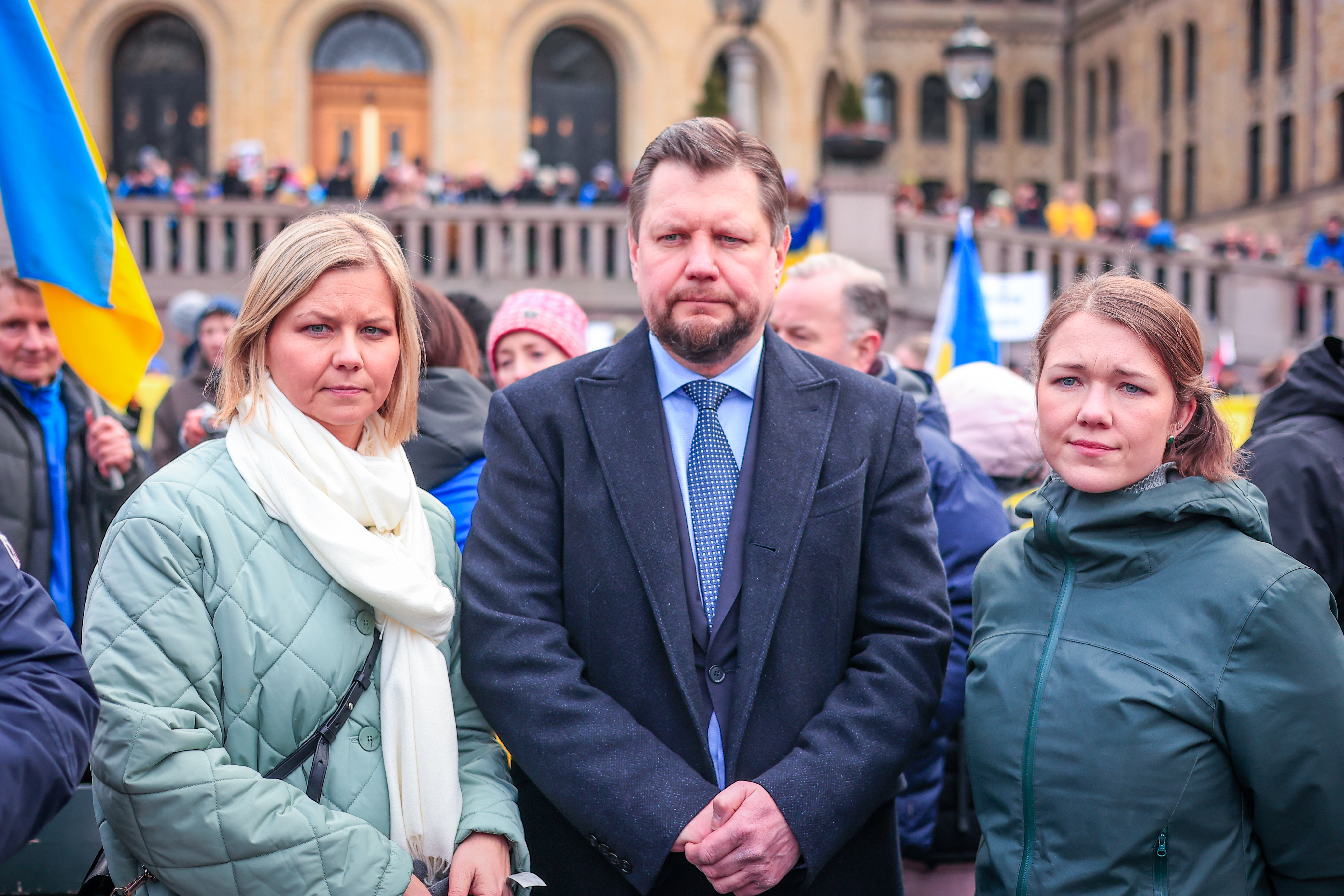 Oslo 20220226. 
Venstres leder er Guri Melby (t.v.), Ukrainas ambassadør Viacheslav Yatsiuk og partileder i De Grønne Une Bastholm under en markering til støtte for Ukraina foran Stortinget lørdag formiddag.
Foto: Beate Oma Dahle / NTB