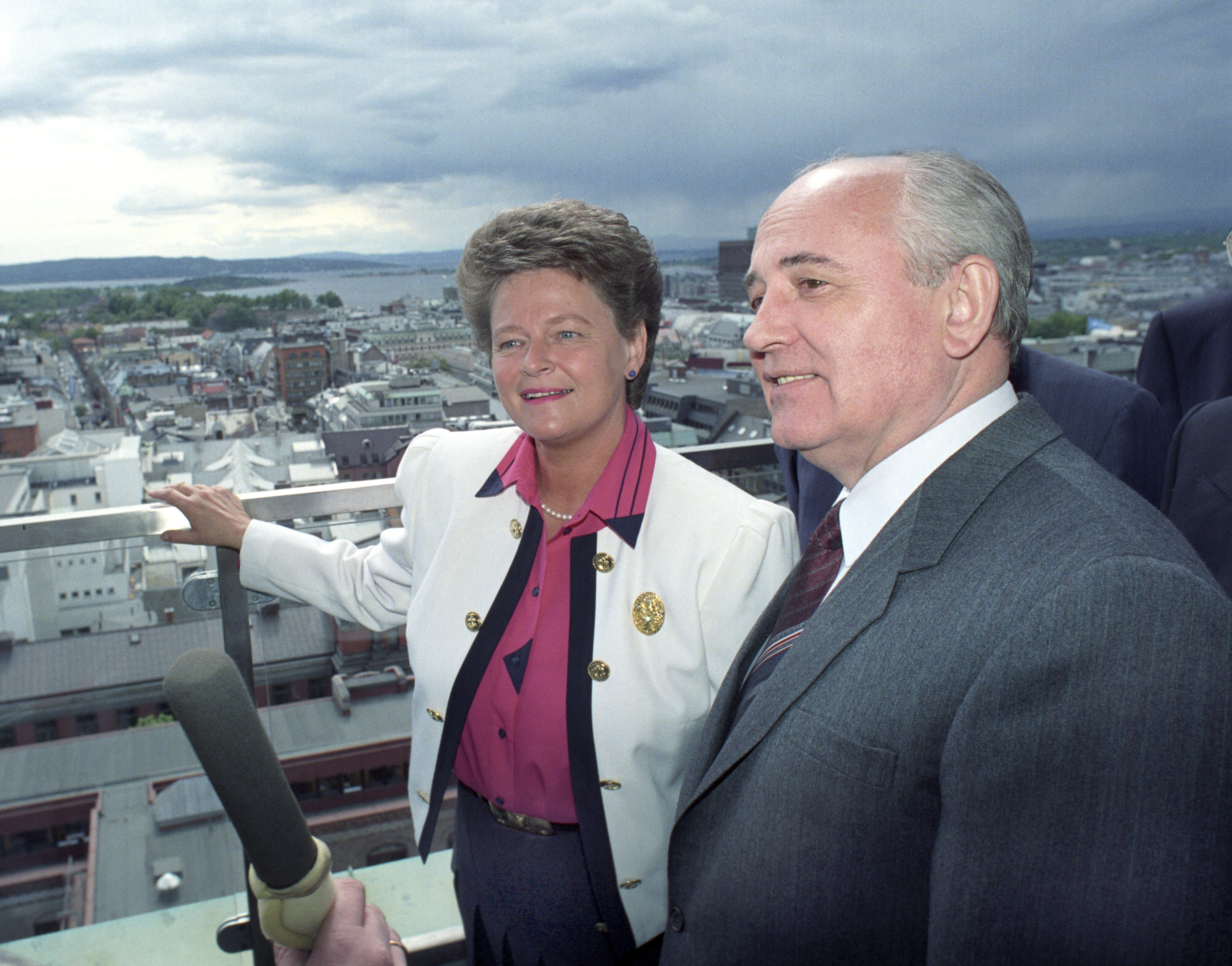 OSLO: Den russiske president Mikhail Gorbatsjov på besøk i Oslo i 1991. Her er han på taket av regjeringsbygningen sammen med daværende statsminister Gro Harlem Brundtland.