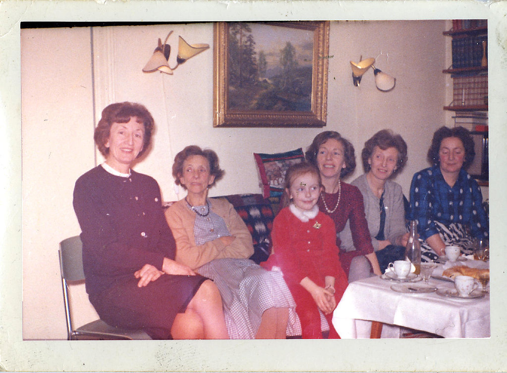 Julseselskap i Langgata: Fra venstre: tante Alfhild, mormor, meg, mamma, tante Ingeborg og tante Hildur.