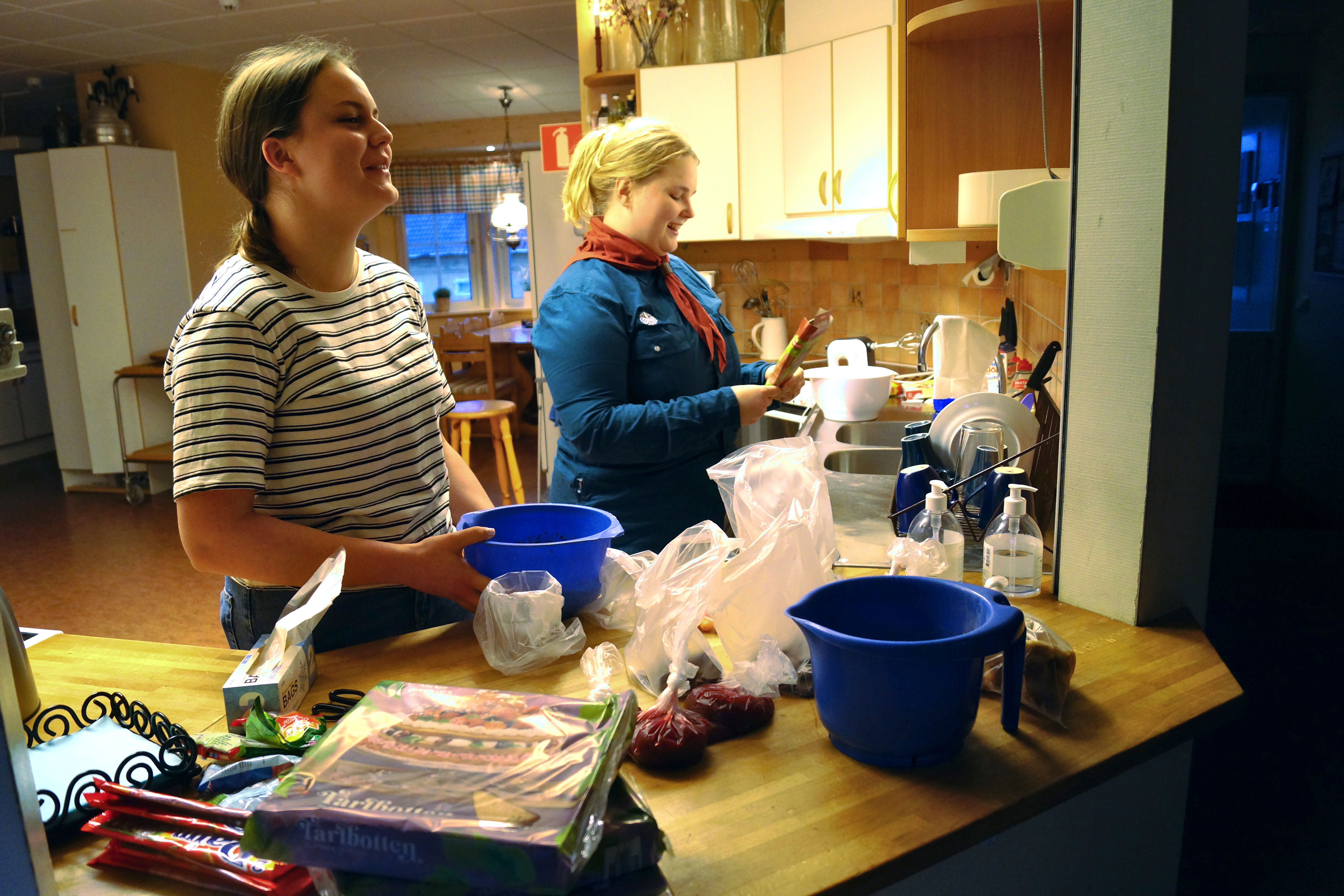 Frikyrkan i Insjön i Dalarna är nominerad till Årets Församling på DagenGalan 2022. Tuva Rörvall och Johanna Östberg förbereder för kvällens scoutträff.