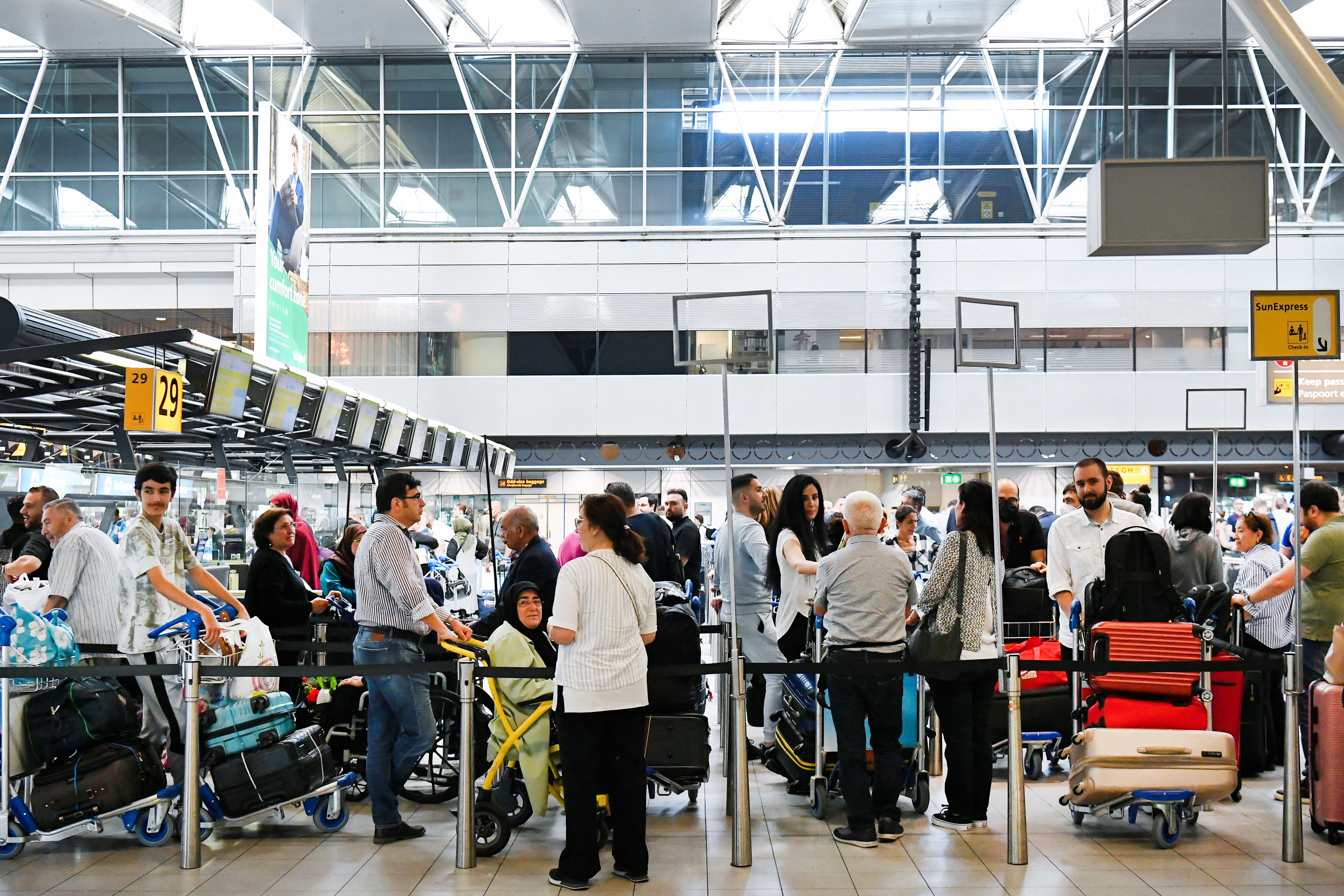 Schiphol-flyplassen i Amsterdam har vært rammet av streik og kaos i flere uker.