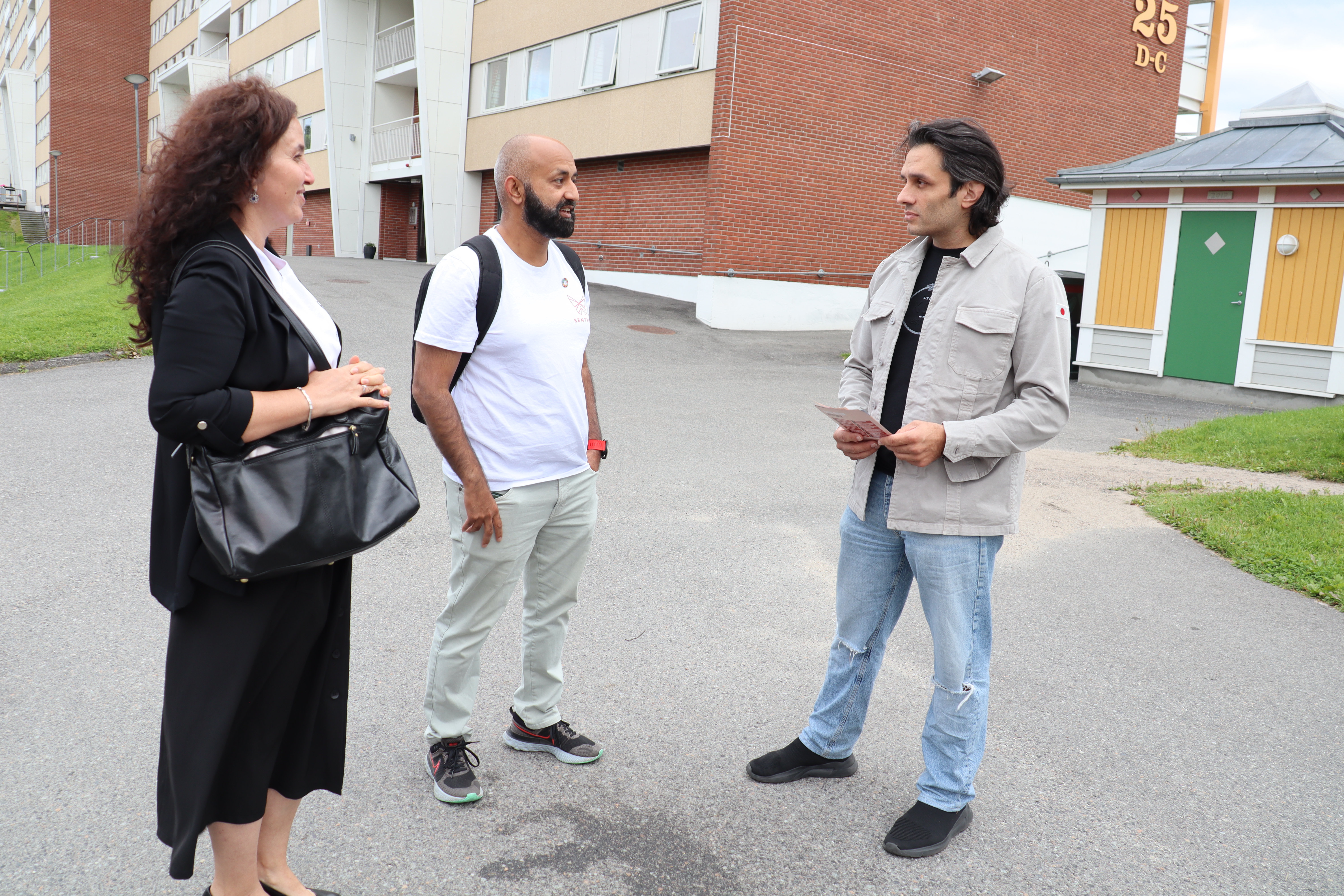 45 prosent av beboere på bydel Fjell i Drammen stemte ved sist valg. Hatice Luk, Sajid Mukhtar og Hetem Tug håper at flere stemmer i årets valg.