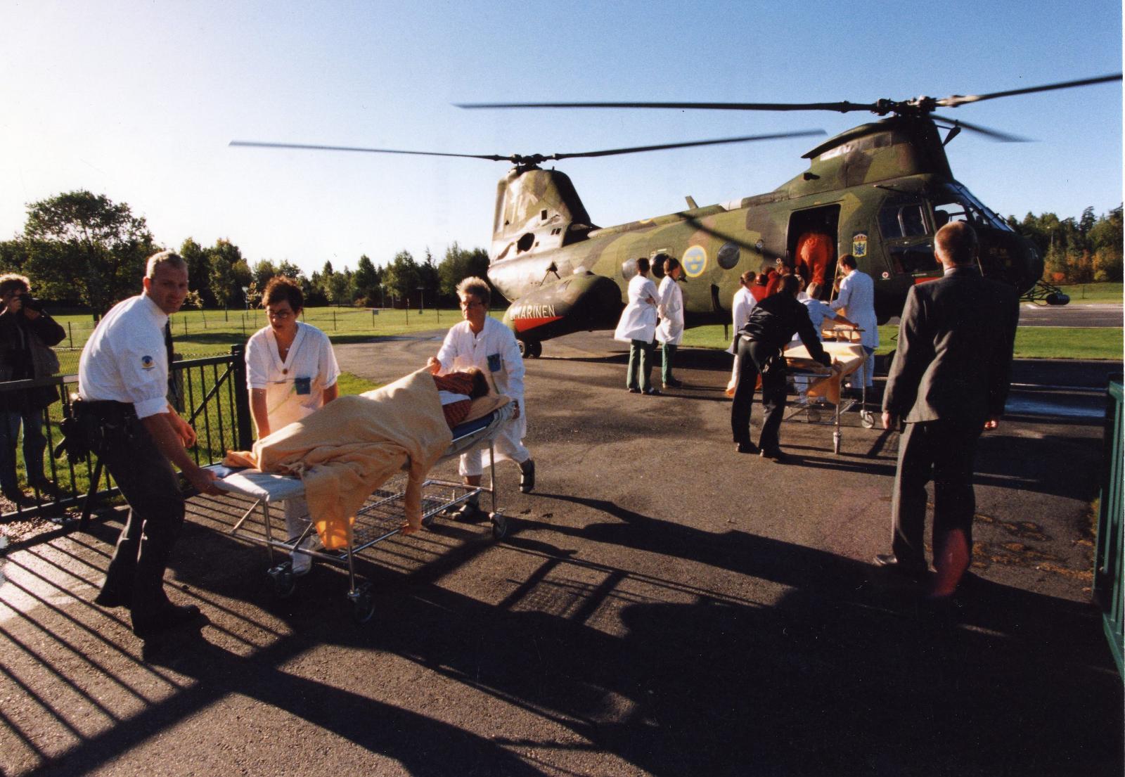 En överlevare flyttas från svenska marinens helikopter från olycksplatsen till sjukhus i Stockholm.