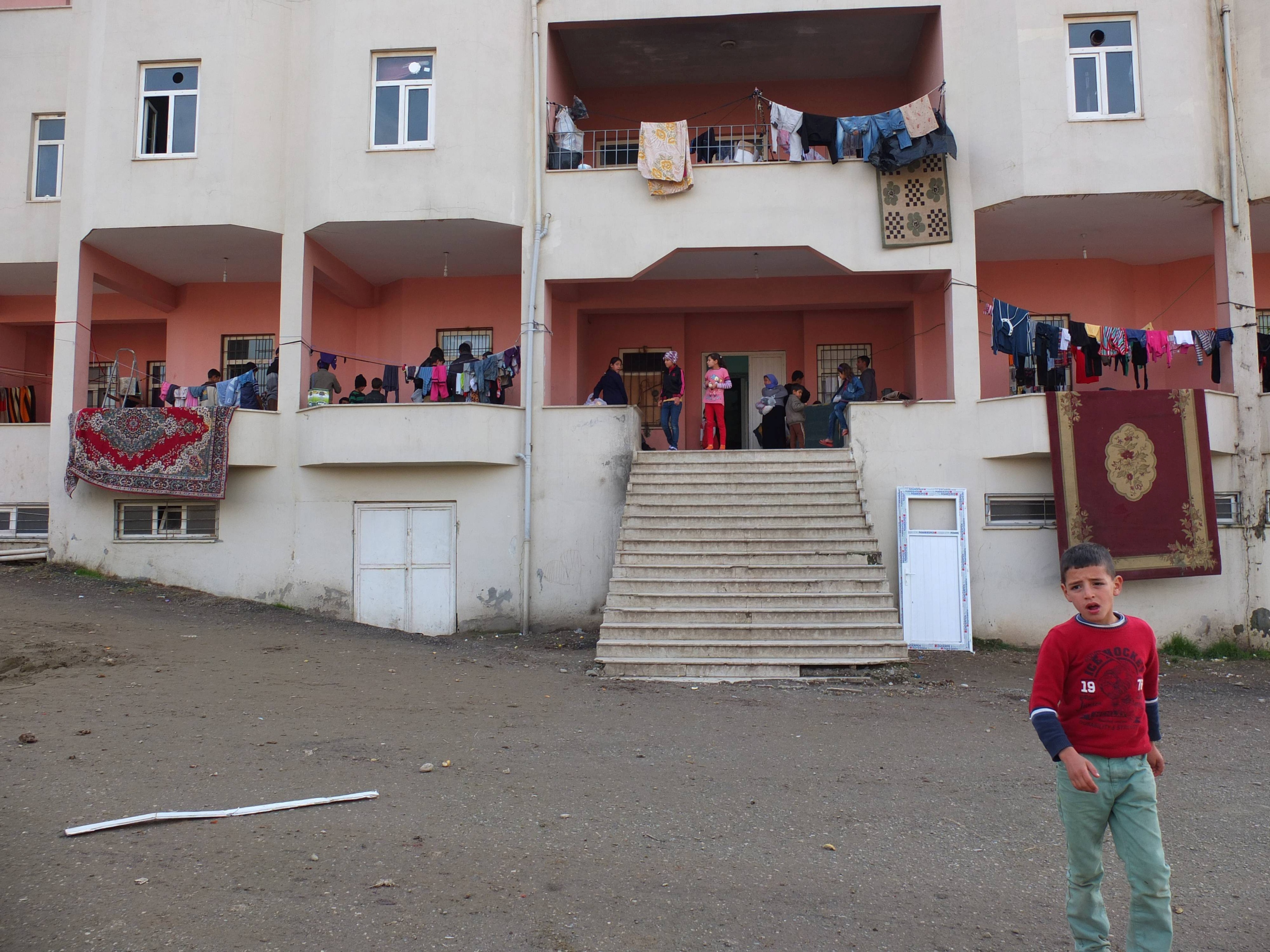 I et tidligere sportsanlegg i Batman i Tyrkia er omkring 300 yazidier innkvartert. De flyktet fra IS i Nord-Irak i fjor, men har en usikker framtid.  FOTO: ANE NORDENTOFT
