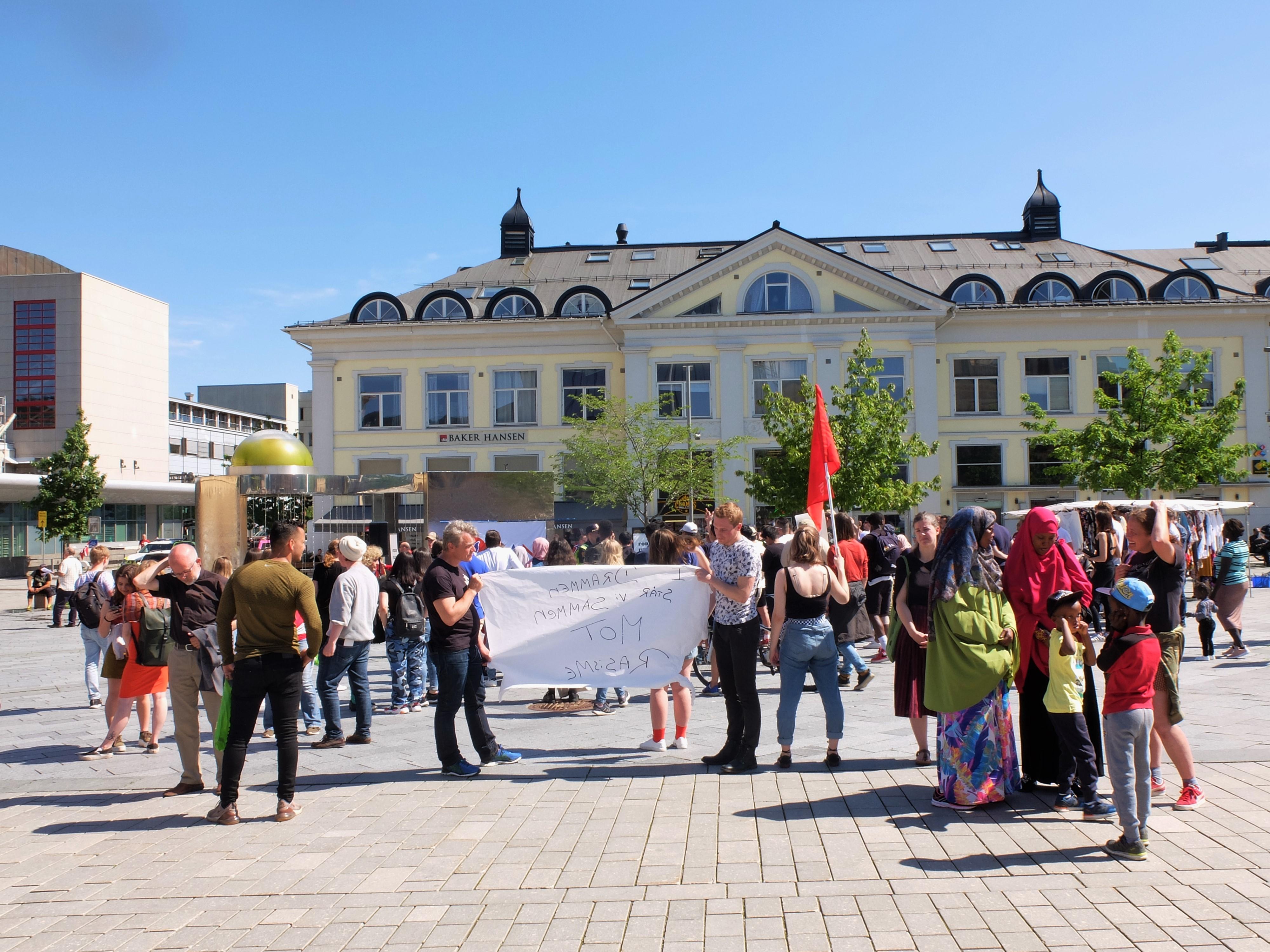 Oppbudet av motdemonstranter er stort og tiltar mens SIANs representanter taler på Strømsø torg 15. juni 2019. FOTO: KATRINE STRØM