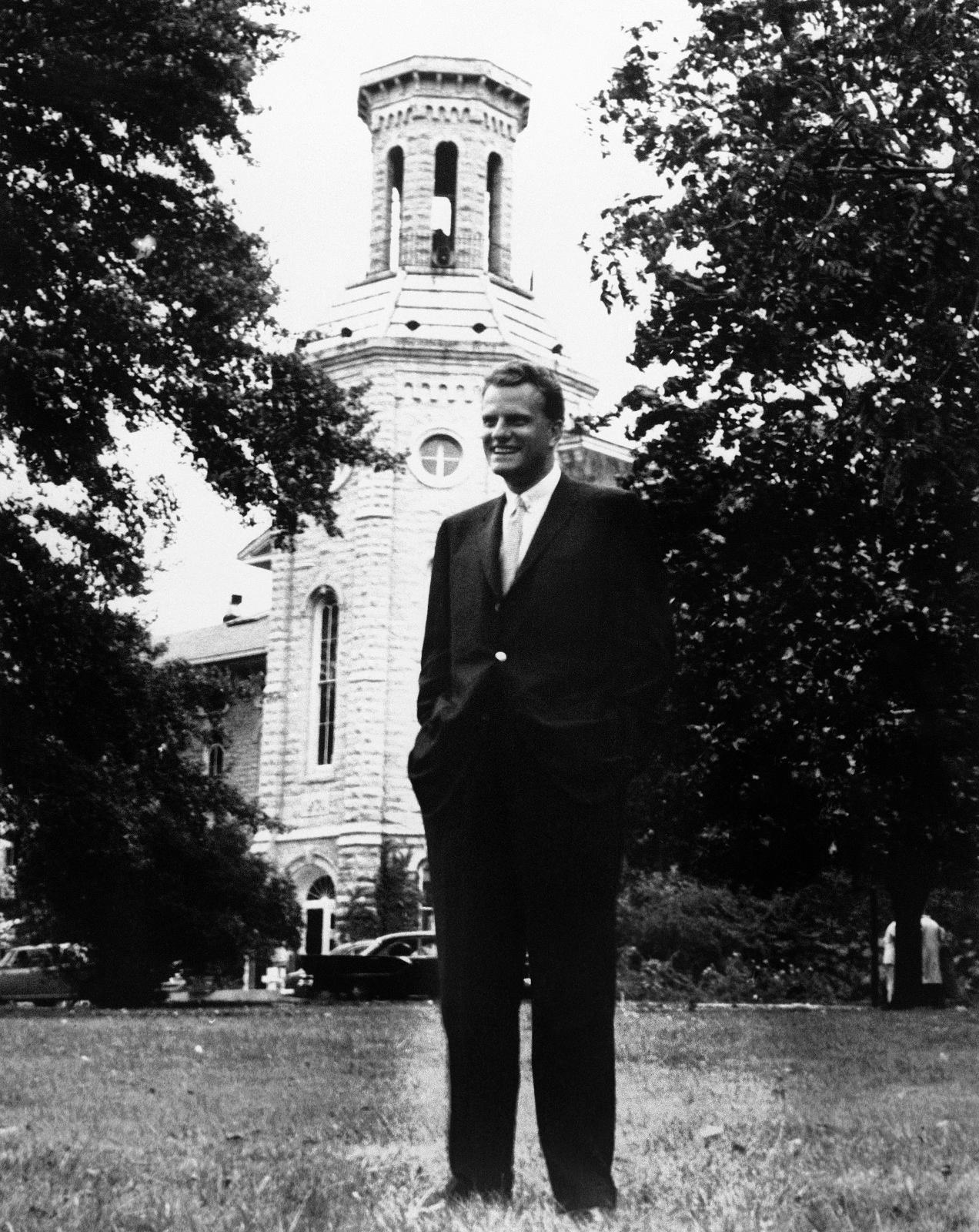 Billy Graham utanför Wheaton College 1959, högskolan där han själv tog examen 1943.