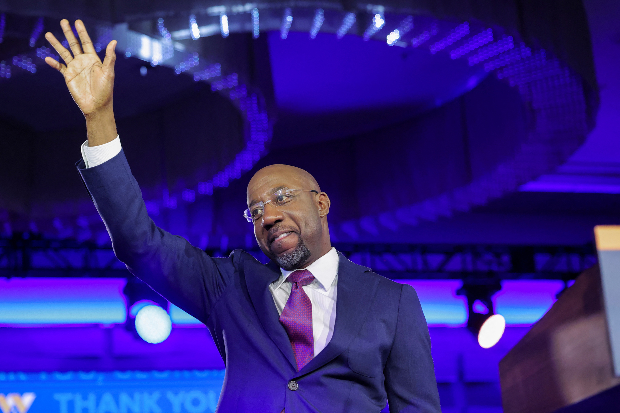 Senator Raphael Warnock fra Demokratene under feiringen valgnatten, etter å ha vunnet omvalget i Georgia.