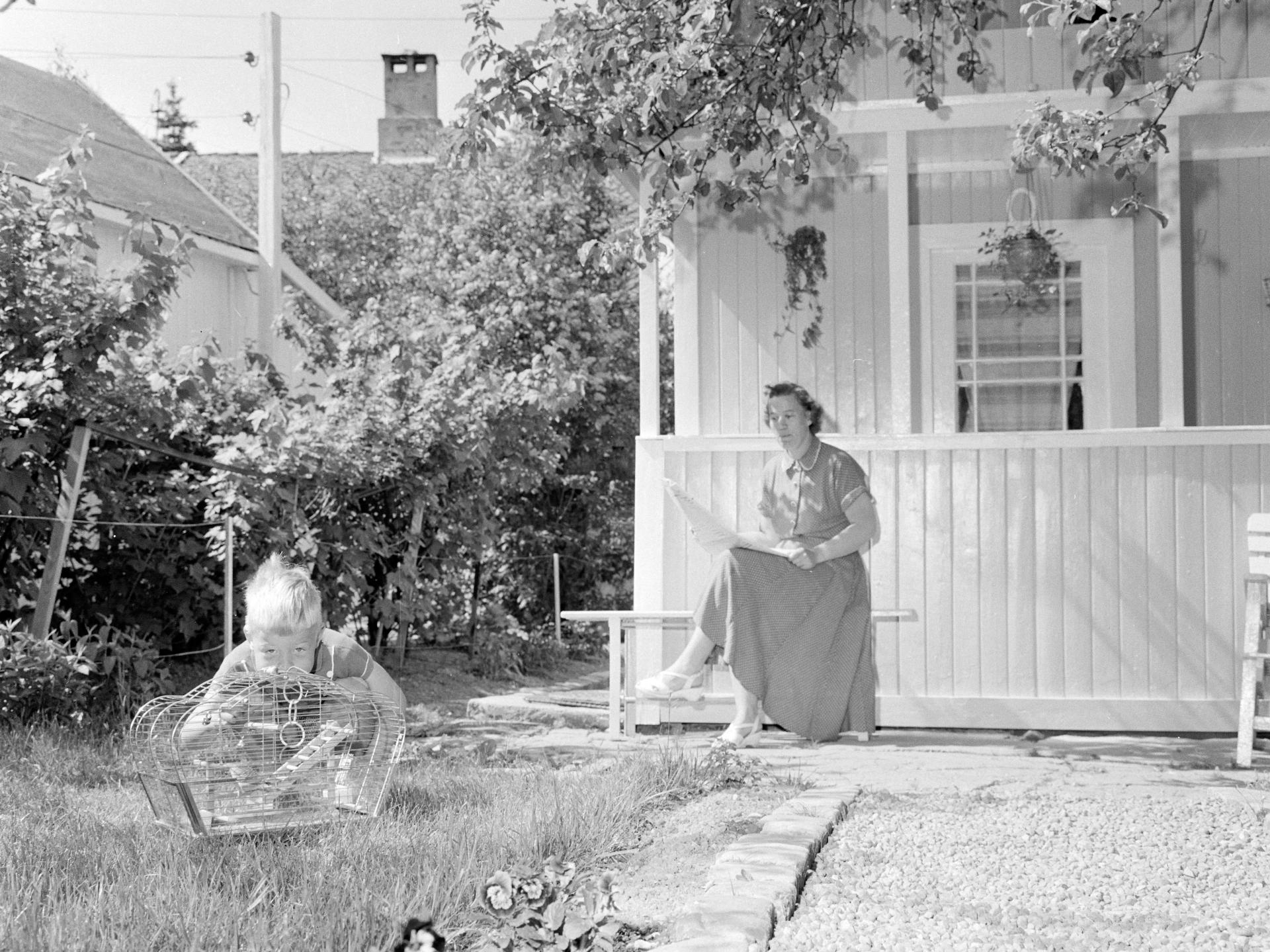 Mor, sønn og fugl på Etterstad i 1958.