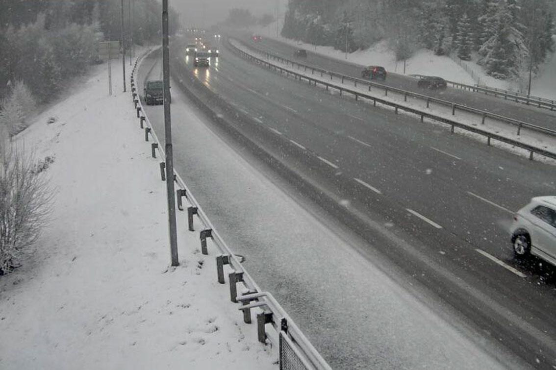 Snø gir glatte veier flere steder på Østlandet