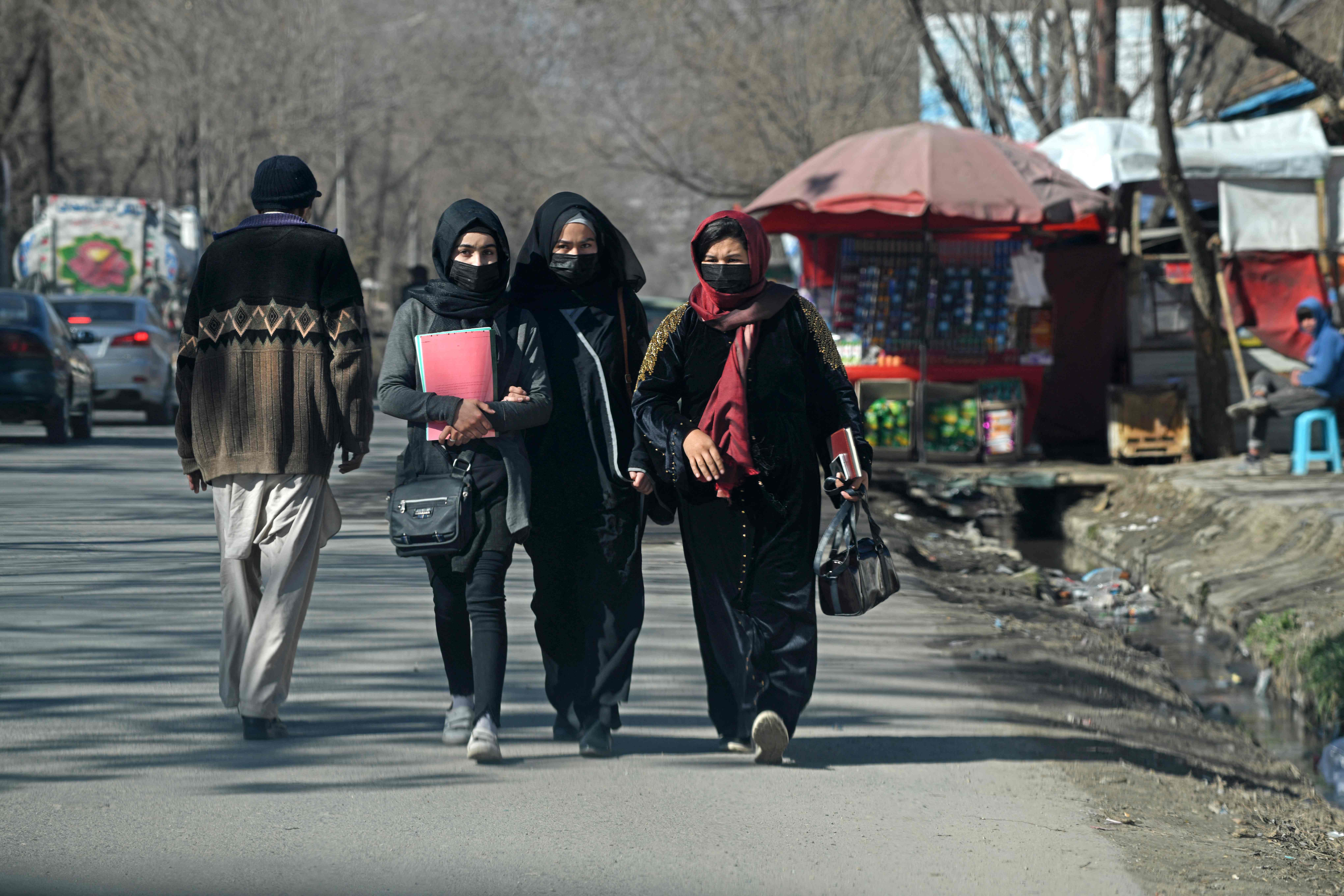 Ikke alle får gå på skole igjen i Afghanistan etter at Taliban igjen tok makta i landet. Men noen steder, som her i Kabul, gjenåpnet universitetet 26. februar.