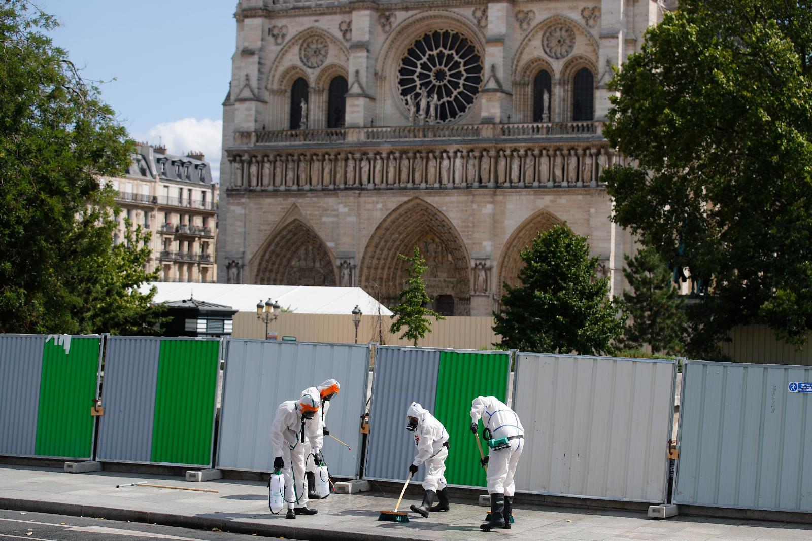 Risk för bly stänger skolor nära Notre-Dame