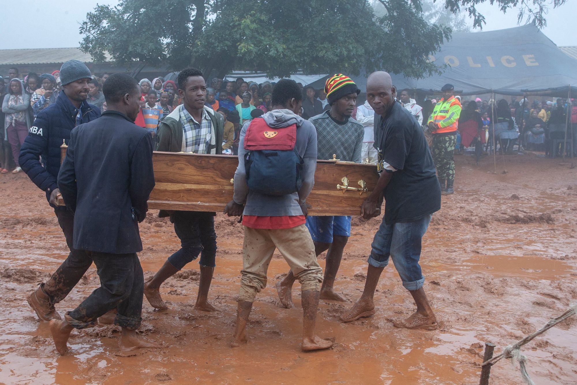 Menn bærer en kiste med et av ofrene for jordskred som ble utløst under syklonen Freddy, i en massebegravelse i Chilobwe township i Blantyre, Malawi.