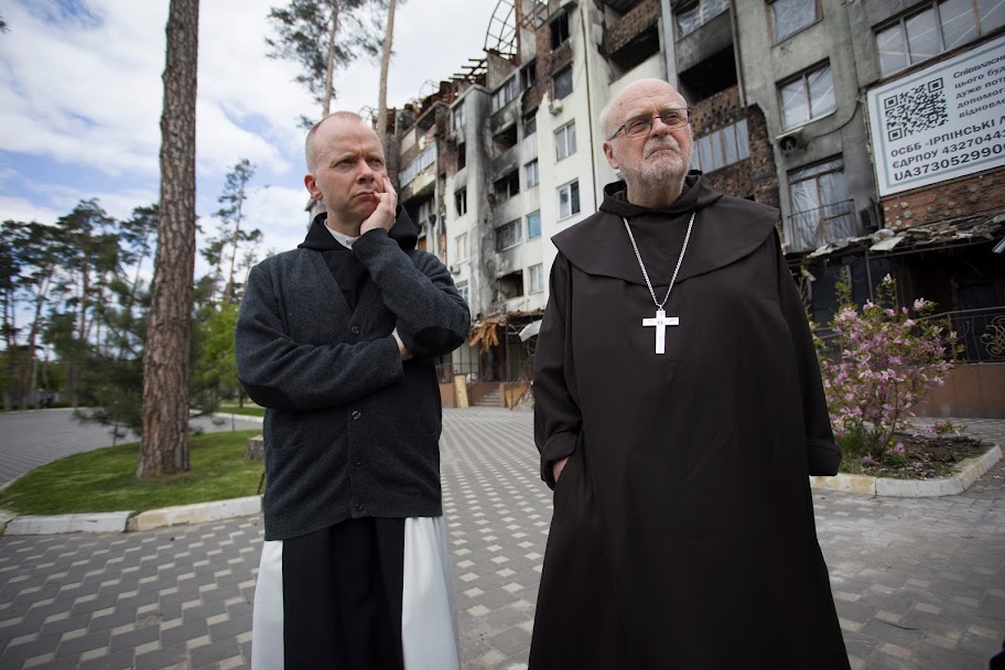 Biskopen i Trondheim, Erik Varden, och kardinal Anders Arborelius besöker Kiev i krigets Ukraina, maj 2023.