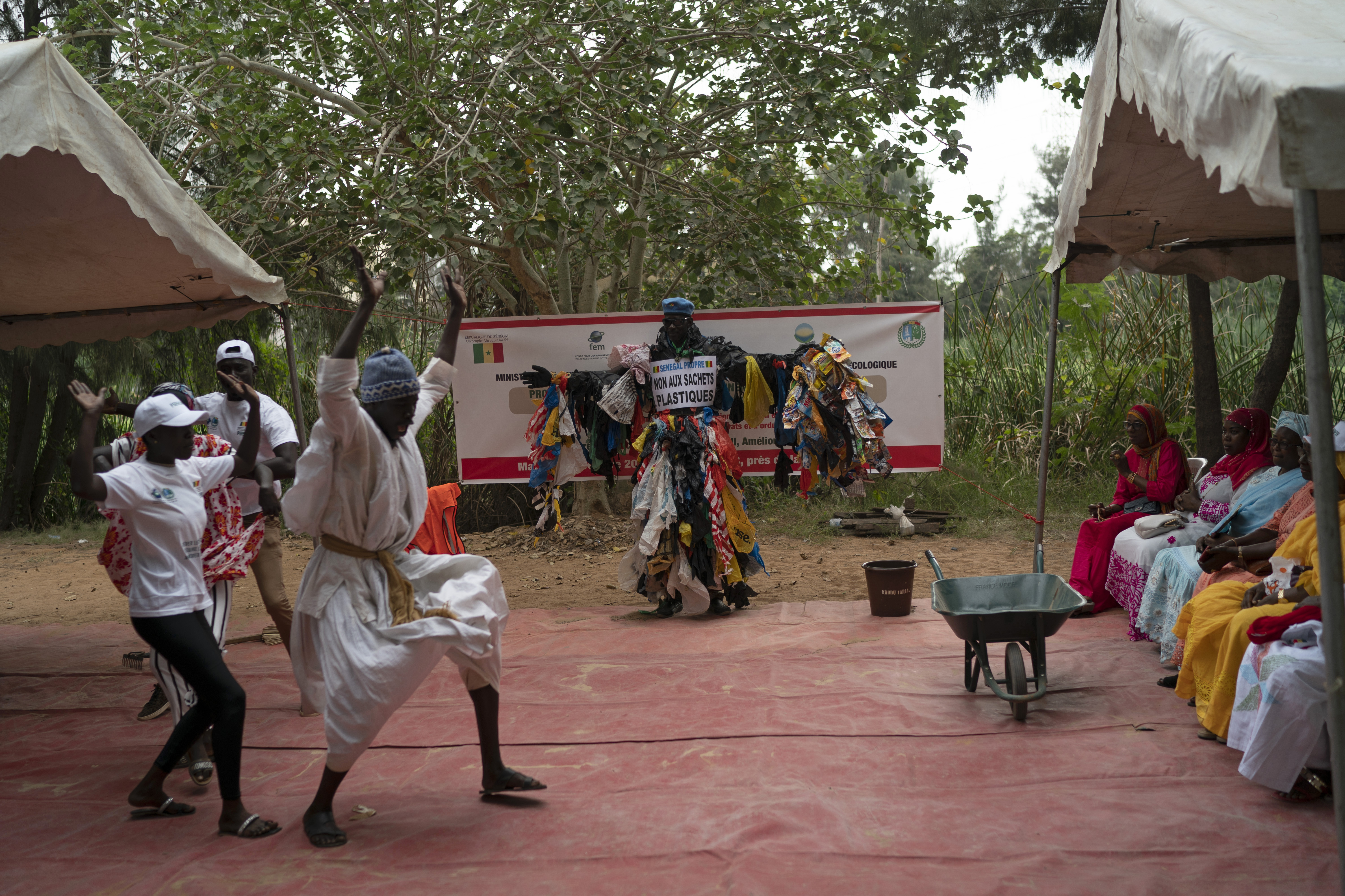 Miljøaktivisten – eller plastmannen, Modou Fall deltar på et arrangement i Dakar i Senegal om forurensning. Ved å bære plastavfall på kroppen, som en uniform, forsøker han å spre kunnskap om plastproblemet. Foto: Leo Correa / AP / NTB