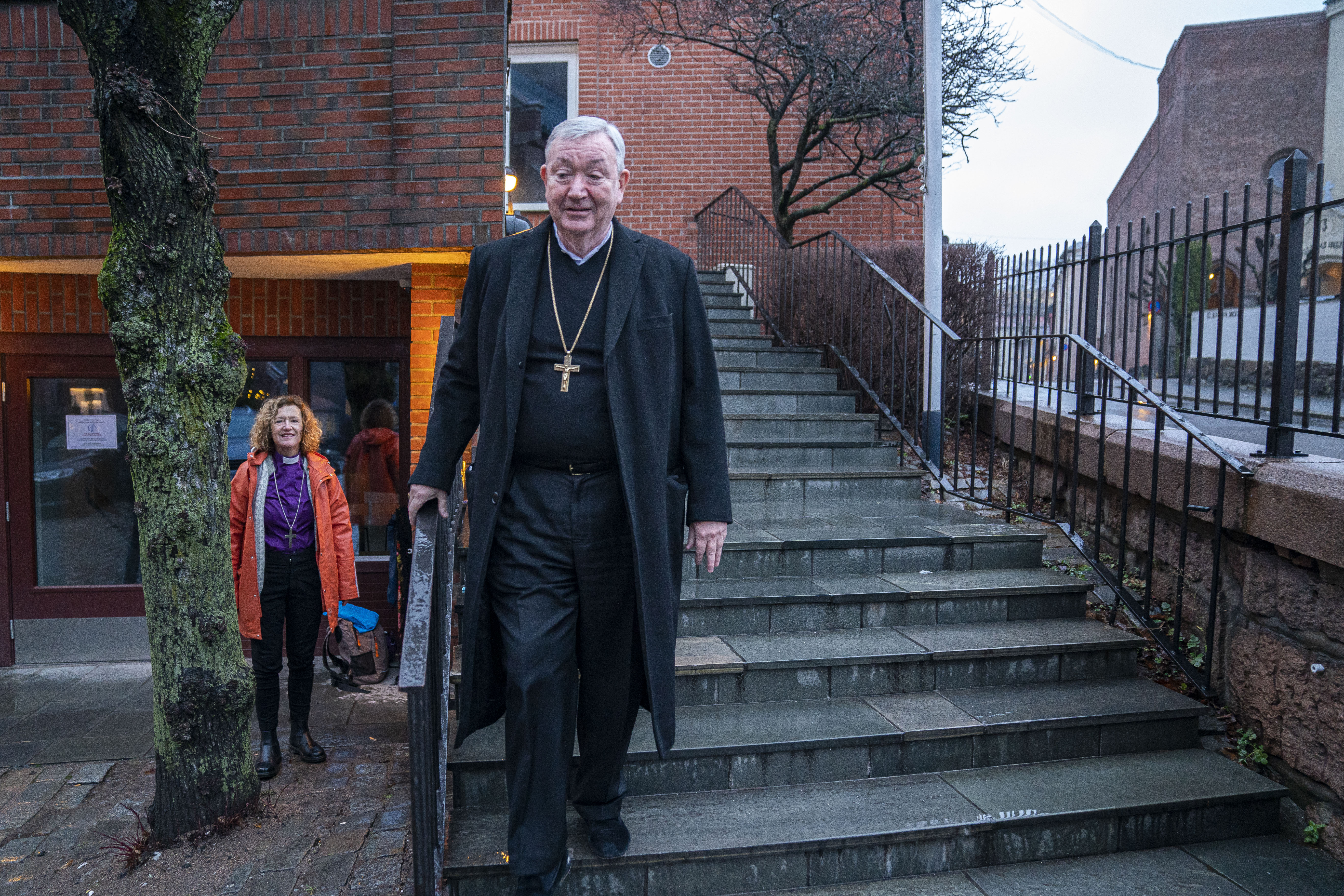 Oslo-biskopene ber politikerne tillate flere på julegudstjeneste. Biskop i Den katolske kirke Bernt Eidsvig og biskop i Oslo bispedømme i Den norske kirke Kari Veiteberg møtes i St Olav domkirke i Oslo.