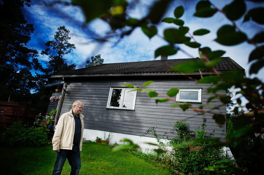 Gunnar Heiene, som har skrevet biografi om Eivind Berggrav, står utenfor hytta «Granstua» i Asker der biskopen satt i husarrest under krigen. Her