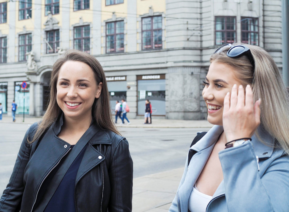 Ine Pedersen (18) og Dina Lorentzen (17) savner begge mer stillhet i hverdagen.