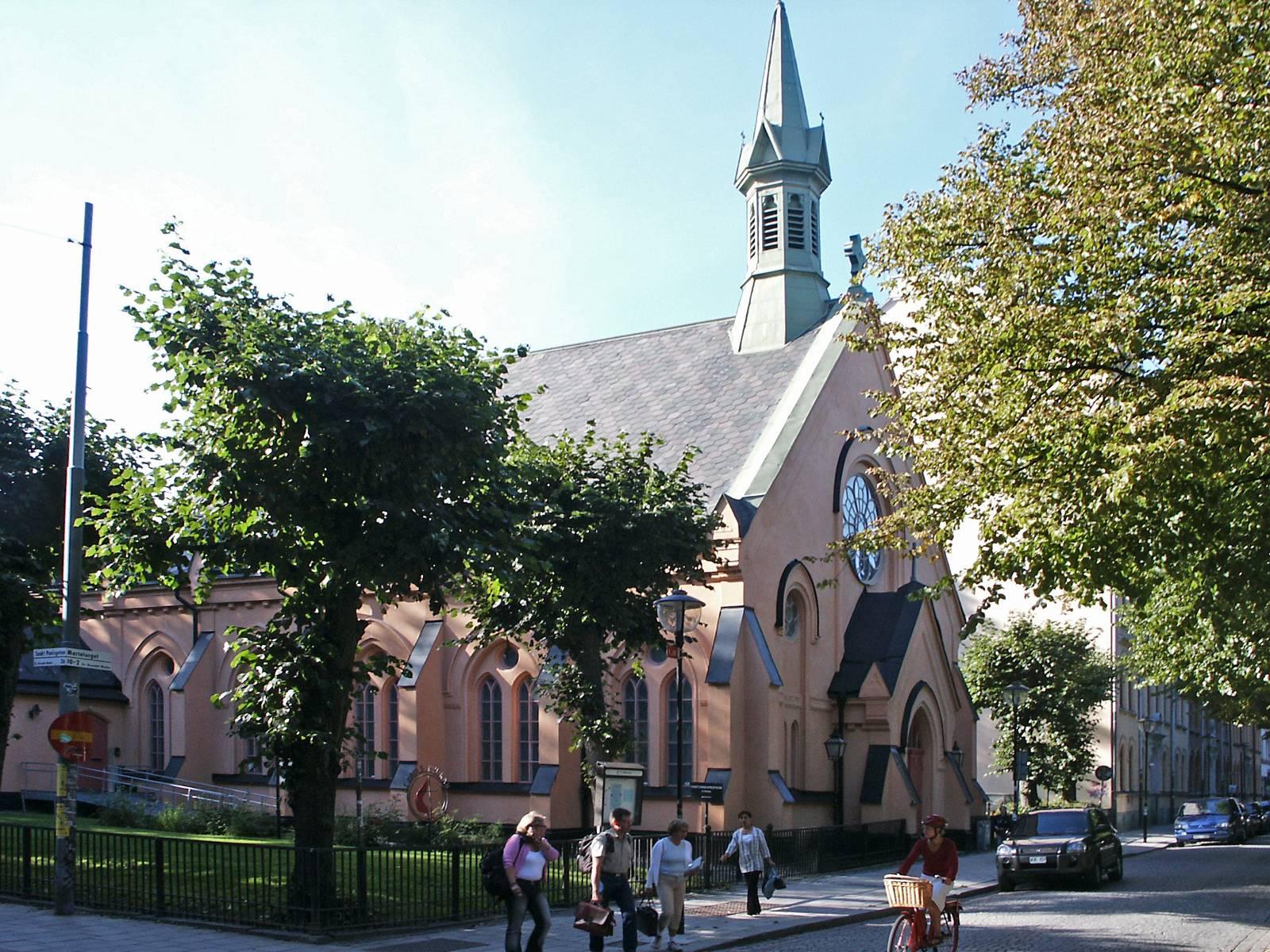 Stoppade yogagruppen flyttar in i ny kyrka