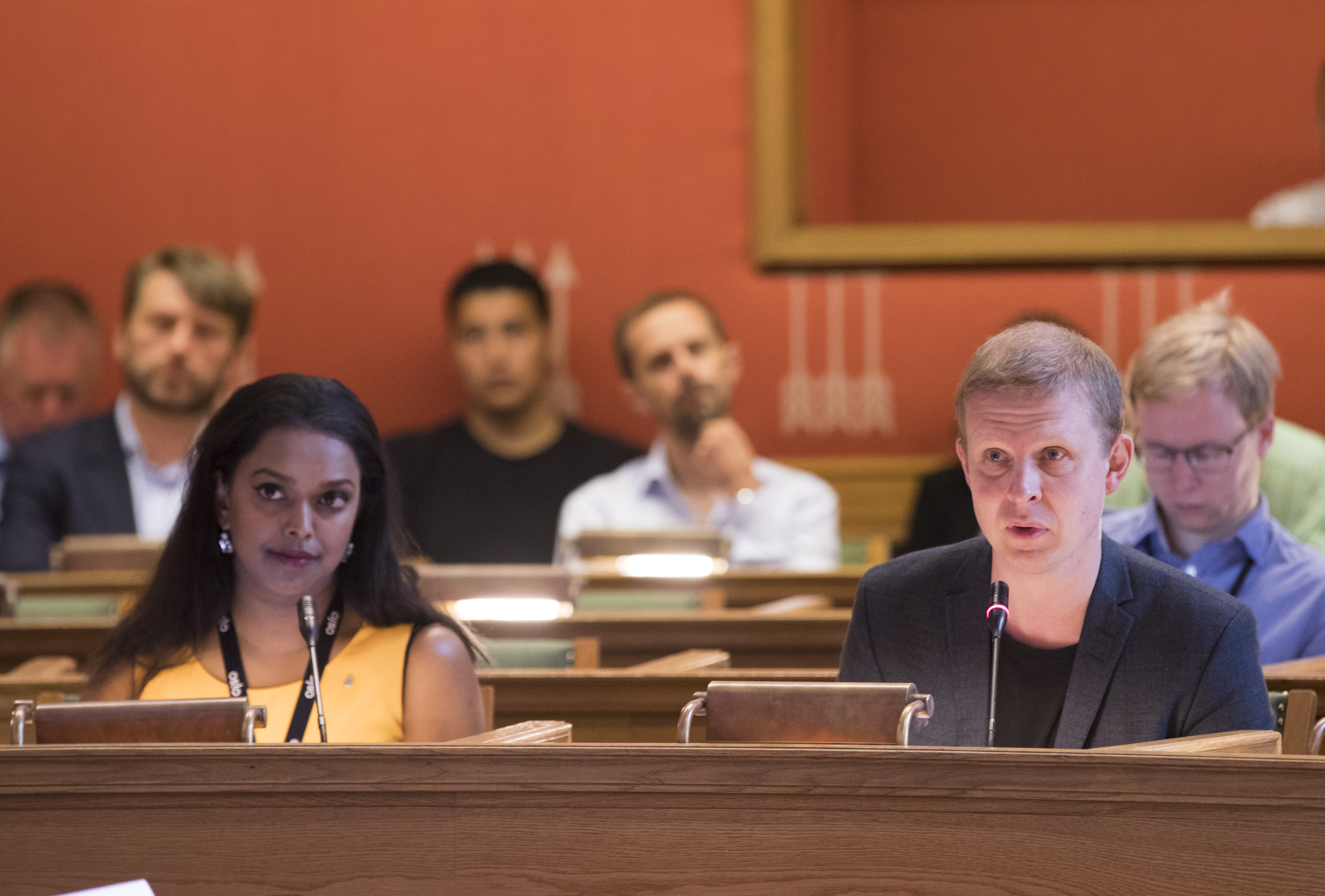 Oslo  20180618.
Khamshajiny Gunaratnam (A)  og Erik Lunde (Kr.F)under høring om ungdomskriminalitet i Oslo Rådhus.
Foto: Terje Pedersen / NTB