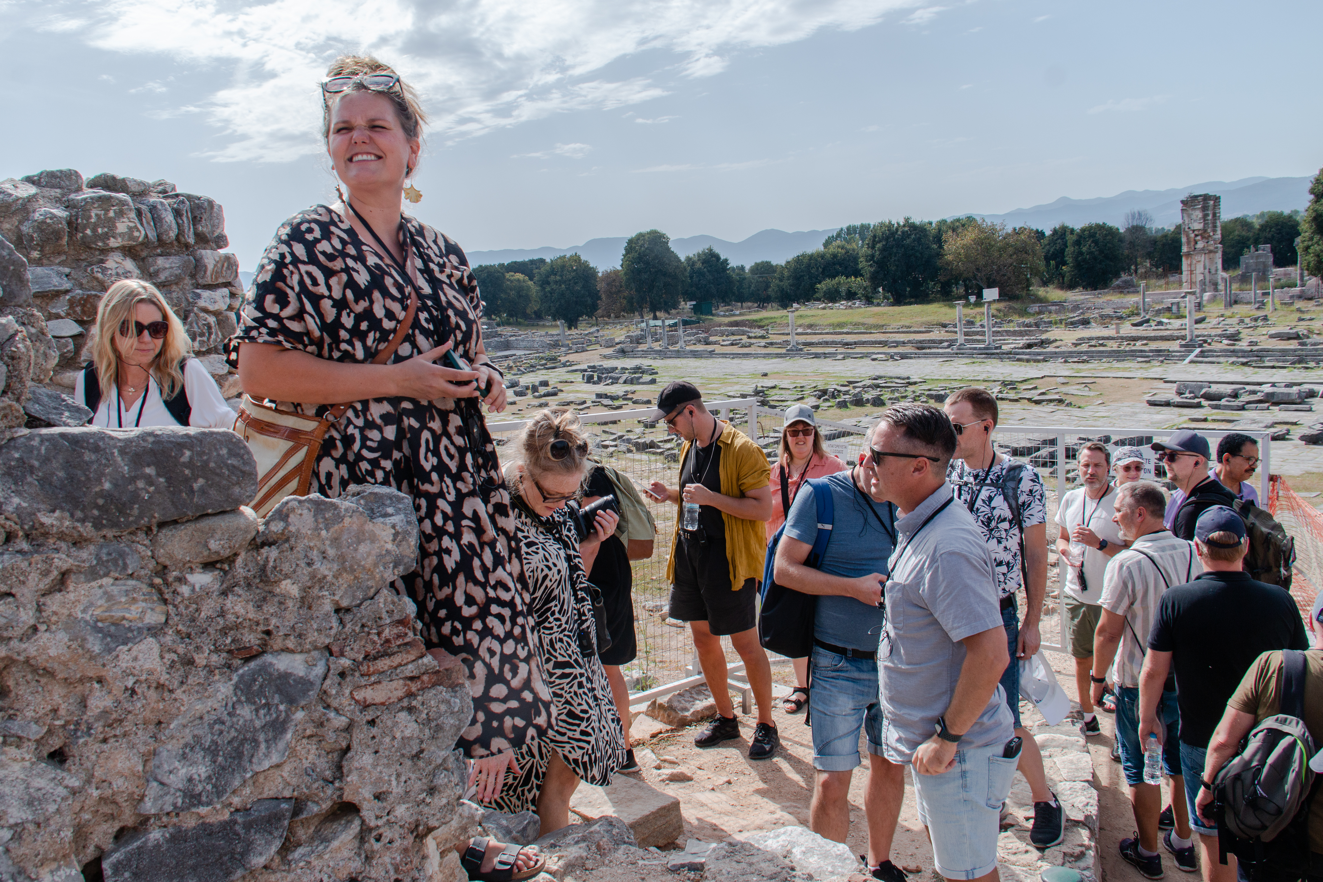 Svenska pingstpastorer resa till Thessaloniki och Filippi (i nuvarande Grekland). Josefina Gniste leder spontant lovsången från ett stenblock utanför fängelsehålan i Filippi där Paulus och Silas satt.