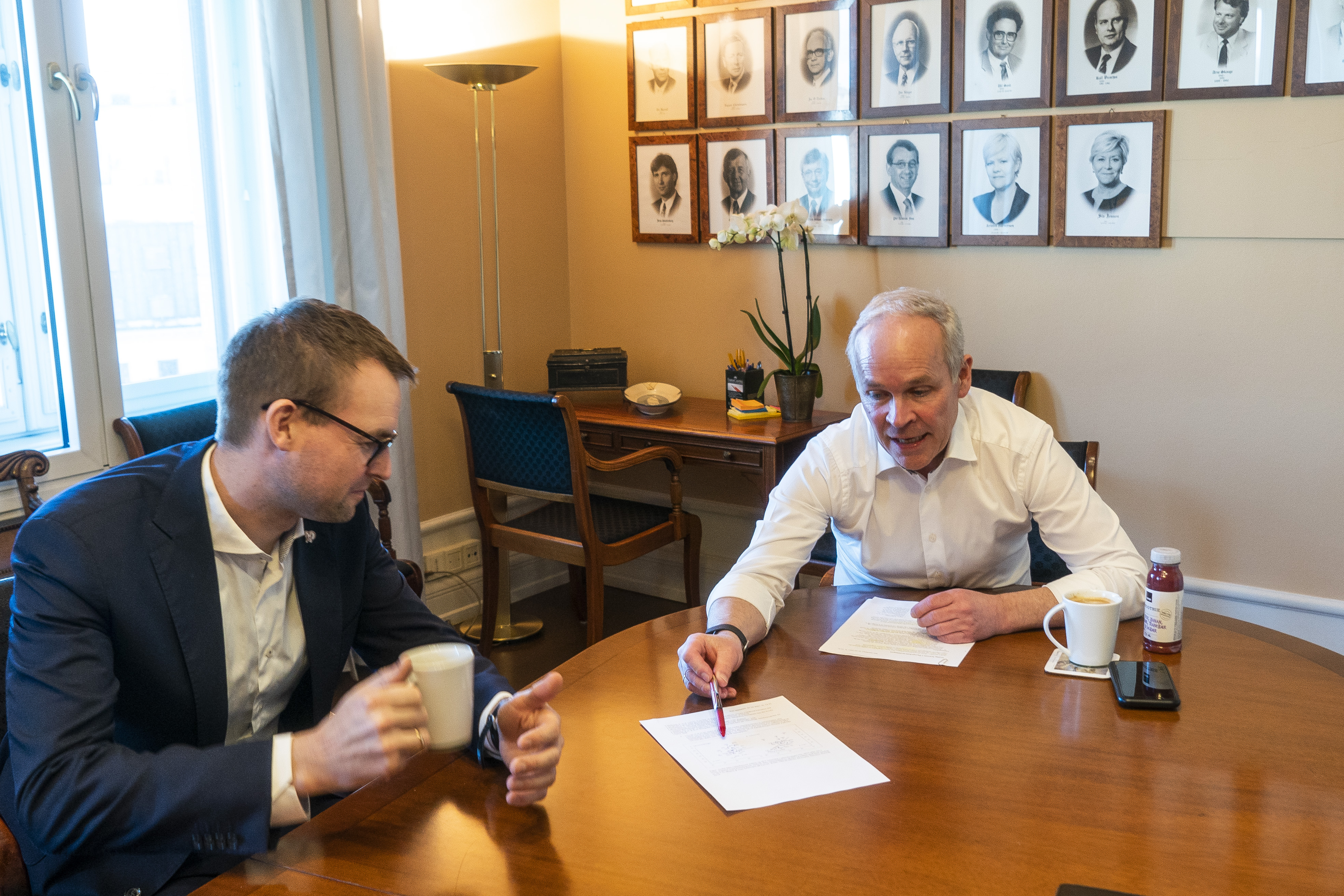 Finansminister Jan Tore Sanner og barne- og familieminister Kjell Ingolf Ropstad legger fram Perspektivmeldinga.